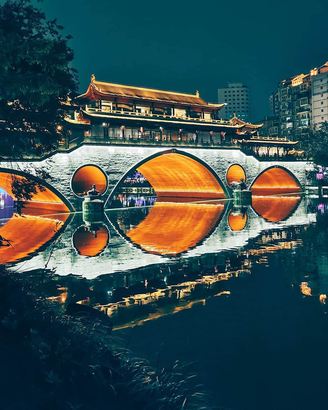 VuTheara Khamさんのインスタグラム写真 - (VuTheara KhamInstagram)「Chengdu by Night 🌃 . Taken with the #HuaweiP30Pro and Night Mode #HuaweiShot @huaweimobilefr」5月18日 18時48分 - vutheara