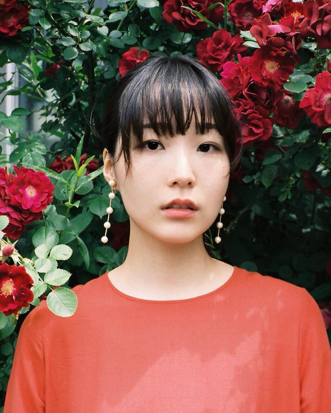 真山朔のインスタグラム：「🌹🌹🌹 なかなか着る機会がなかった朱色のワンピースが素敵にいきて嬉しい。笑子ちゃんに感謝🙏」
