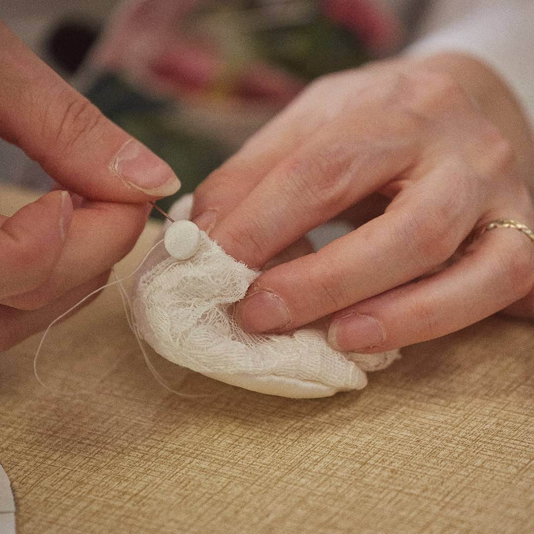 ドルチェ&ガッバーナさんのインスタグラム写真 - (ドルチェ&ガッバーナInstagram)「The final result of artisanal craftmanship: a new-born’s shoes made from exquisite lace.  #DGFattoAMano #DGBambino」5月18日 18時55分 - dolcegabbana