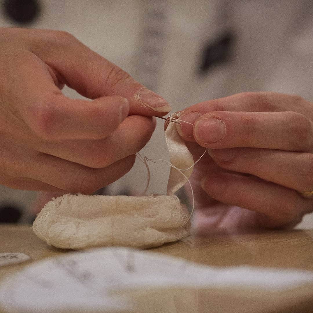 ドルチェ&ガッバーナさんのインスタグラム写真 - (ドルチェ&ガッバーナInstagram)「The final result of artisanal craftmanship: a new-born’s shoes made from exquisite lace.  #DGFattoAMano #DGBambino」5月18日 18時55分 - dolcegabbana