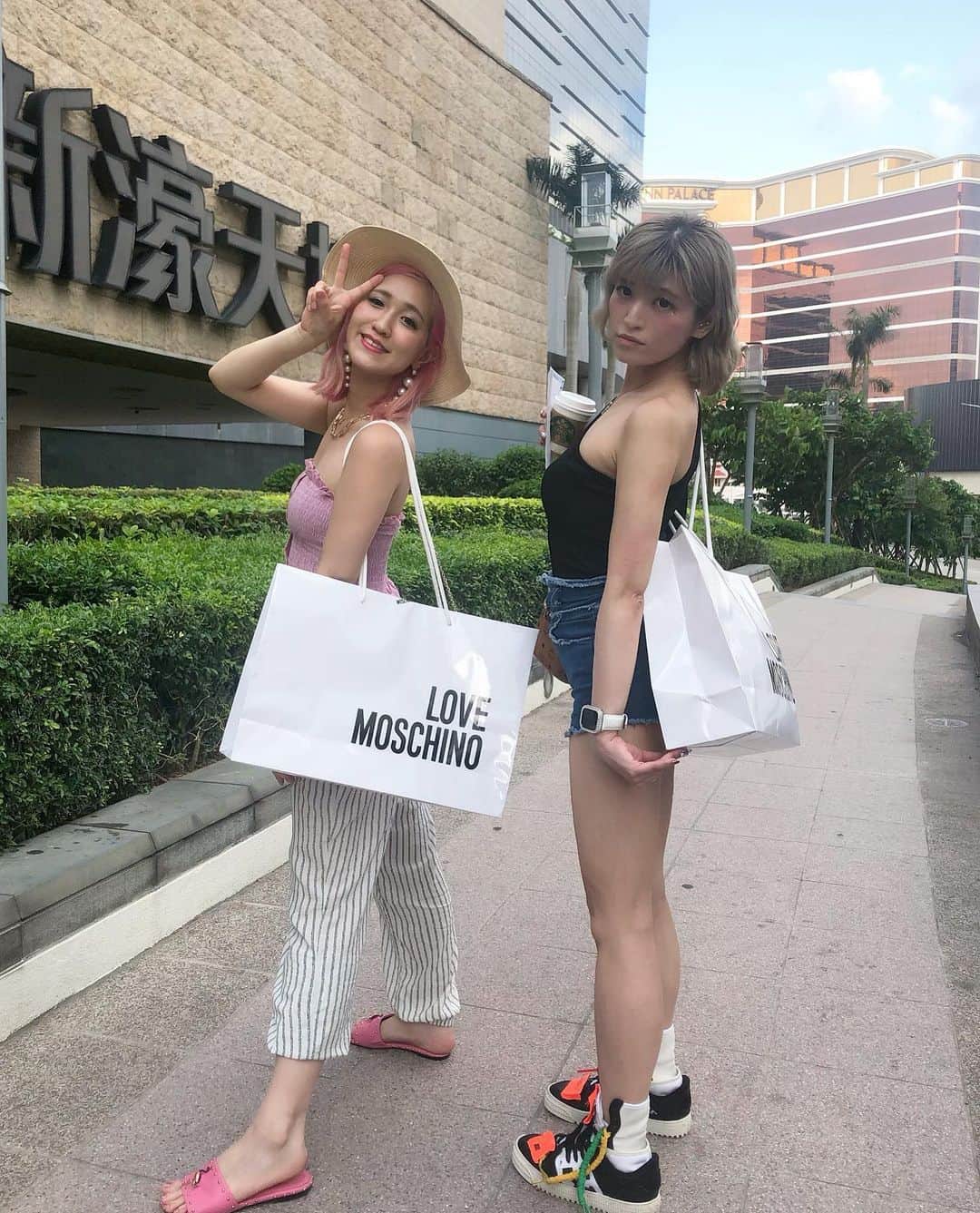 Yumikaさんのインスタグラム写真 - (YumikaInstagram)「MGMのLOVE MOSCHINOでバッグ買った🧸💖💖💖 ずっと一緒にいて爆笑しっぱなしなのにいざ写真とるとゆーちゃんが笑ってくれない！🥺 . #lovemoschino #MACAU #shopping #マカオ」5月18日 18時52分 - yuminem923