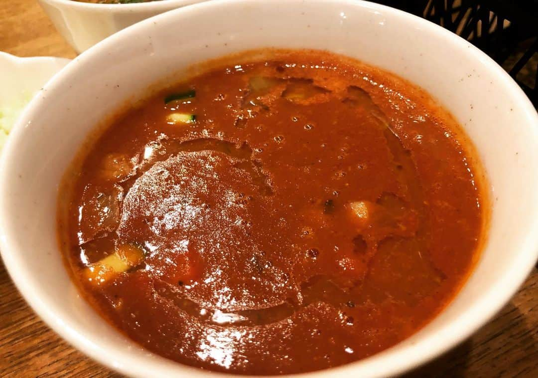 三宅智子さんのインスタグラム写真 - (三宅智子Instagram)「長野県上田市にあるつけ麺店「ぶしもりやめんめん」さんに久々に行って来ました！  大食い仲間のゆりもりちゃん、ガデュさん、タカミくんと4人で行って、全員麺2キロ注文！  ぶしもり、イタリアン、インド、ブルーチーズの4種類のつけ汁で、美味しくいただきました！  お肉3種も絶品！特に豚軟骨！  本日、YouTubeに公開しましたので、皆様、是非ご覧下さい！  https://youtu.be/ml-UgKT8fAU」5月18日 18時52分 - tomoko1121m