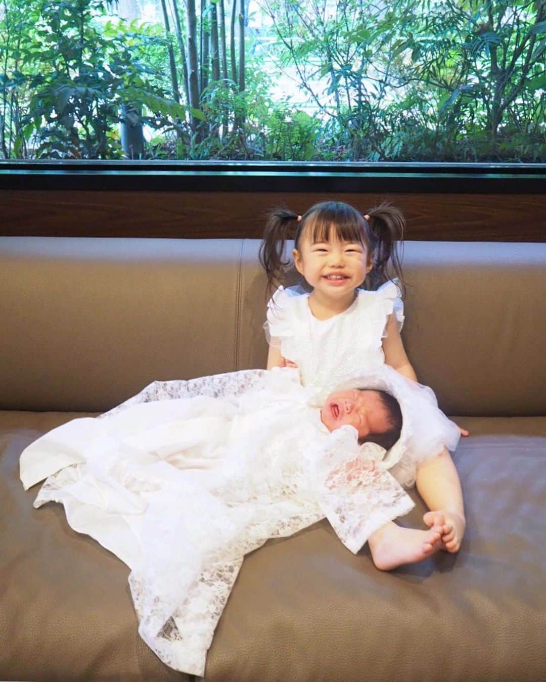 のインスタグラム：「✴︎ White link coordinate👶👧☁️ . 姉弟で #ホワイトコーデ ☁️☁️ 息子くんが生後2週間をすぎ 新生児の時代がどんどん過ぎて行く😂 娘ちゃんはすっかりお姉ちゃんで 一緒にお世話してくれます🎀 . 息子くんが着ている #ベビードレス は なんと私の #出産祝い に親族から プレゼントいただいて私が元々着ていたもの😳 30年以上前のものとは思えない✨ 綺麗にとっておいてくれた 私の母親に心から感謝です👏💓✨✨ . #二児ママ #男の子ママ #女の子ママ #ママライフ #二歳差育児 #赤ちゃんのいる暮らし #子供のいる暮らし #赤ちゃんのいる生活 #子供のいる生活 #娘ちゃんの成長記録 #弟くんの成長記録 #2歳 #0歳 #生後2週間 #新生児 #リンクコーデ #姉弟コーデ #姉弟リンクコーデ」