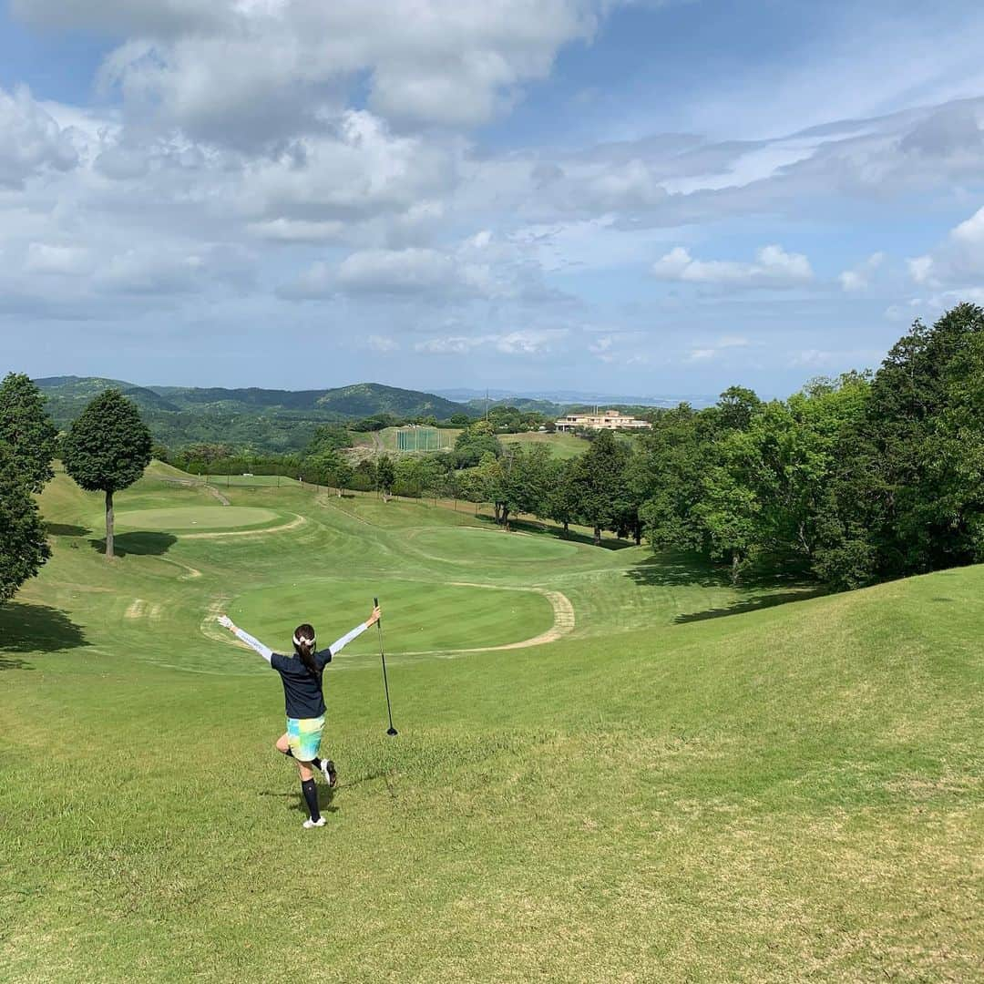 堤友香さんのインスタグラム写真 - (堤友香Instagram)「. カメラを向けられて ナイスショットのフリをする🏌️‍♀️⛳️ 日の出とともにスタートする 早朝ゴルフ、意外と楽しい💕 #ゴルフ #ゴルフ女子  #早朝ゴルフ  #パーもとったよ  #でも10もあったよ #波が激しすぎるよ」5月18日 18時55分 - yuka_tsutsumi0605