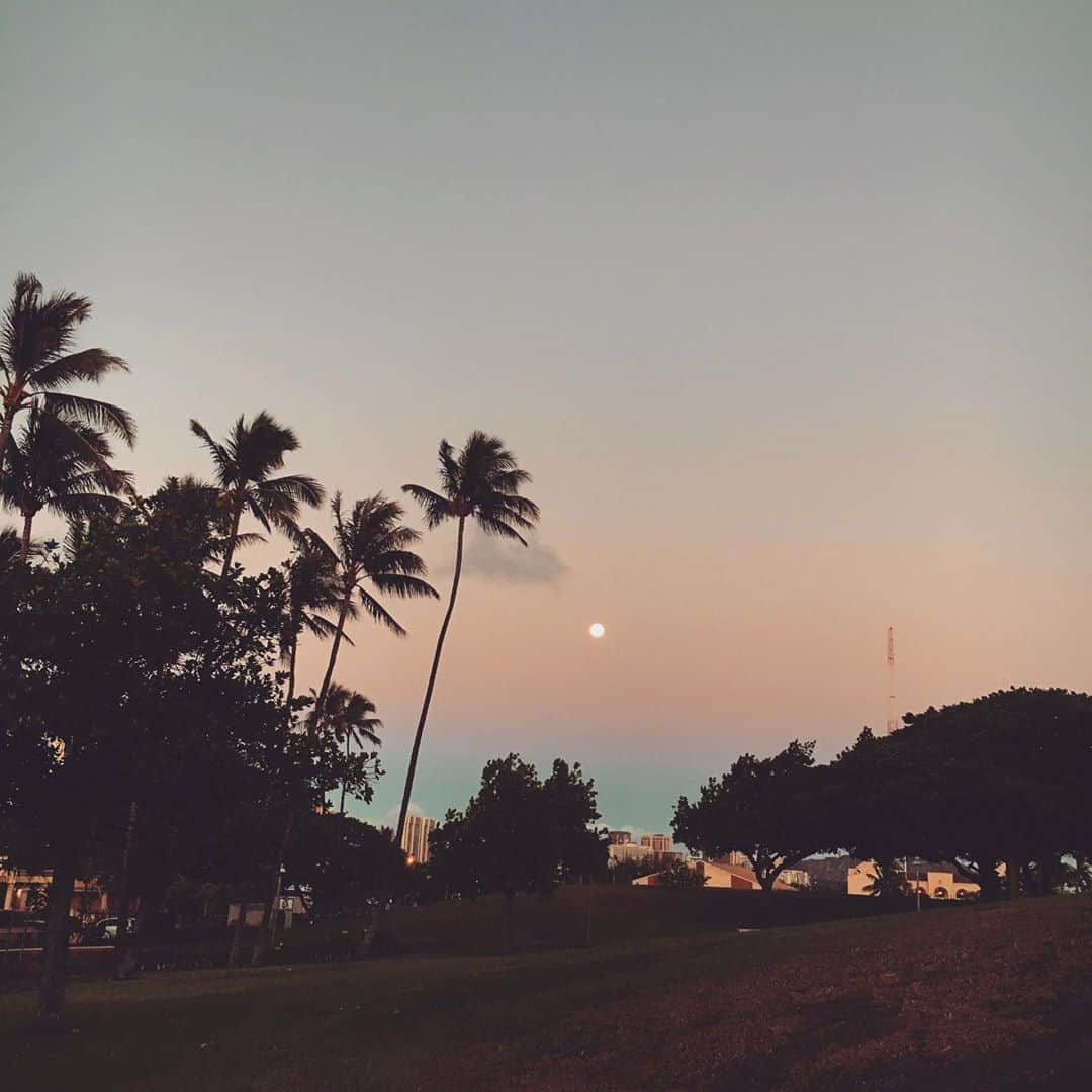 工藤まやさんのインスタグラム写真 - (工藤まやInstagram)「夜になるのを待ちきれないフルムーンとサンセット。#sunset#fullmoon#hawaii」5月18日 18時56分 - mayahawaii325