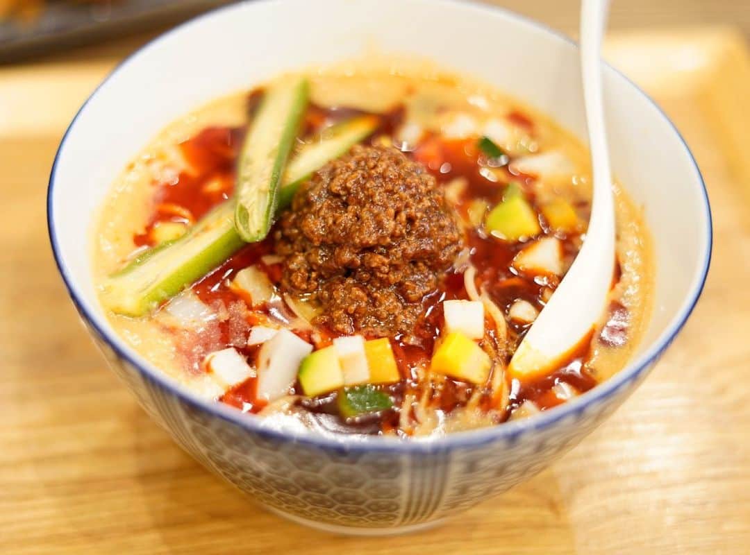 ロシアン佐藤のインスタグラム：「先日、オープン1周年を迎えた ｢禅｣さんで限定メニュー食べてきました🙏👐 改めましておめでとうございます！  坦々麺はしっかりした辛みのきいた肉味噌と濃厚なスープがやみつきになる美味しさでした😳❤️❤️ 通常メニューの中の濃厚煮干、 初めて食べたけど、好きな味！ぽってりした鶏白湯に煮干しがふんわり香るやつでした！」