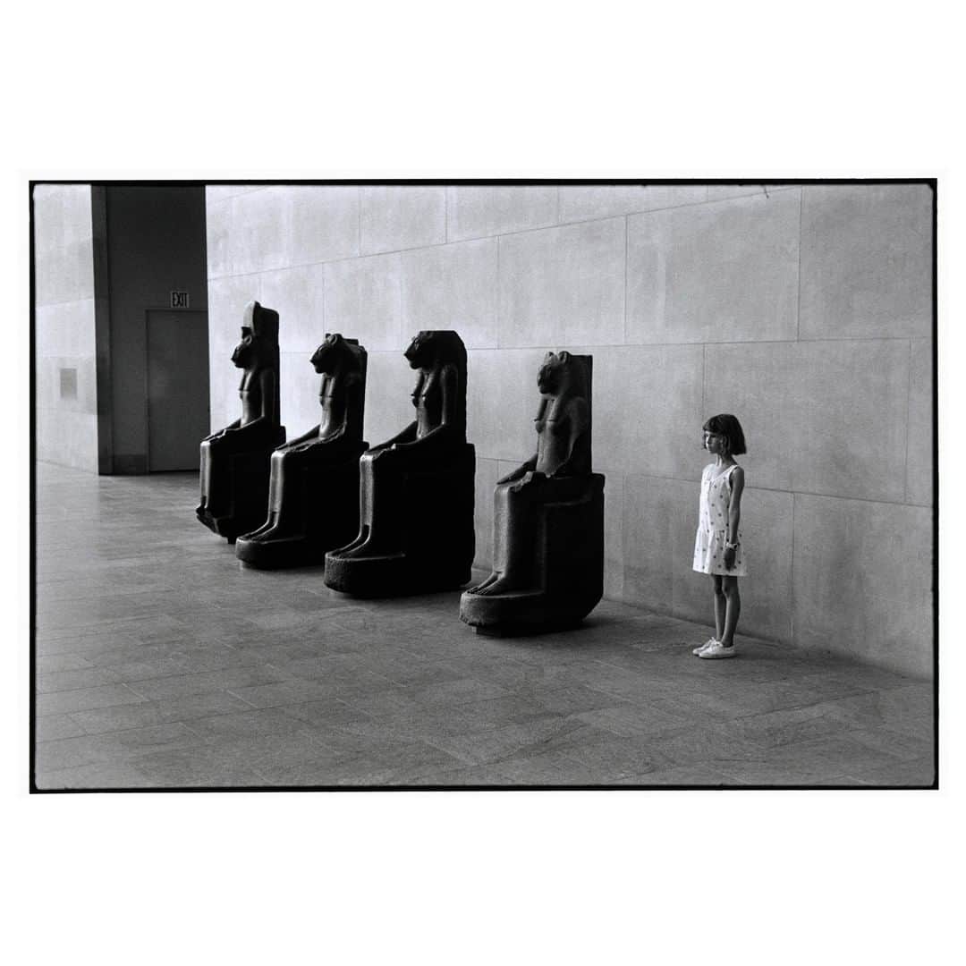 Magnum Photosさんのインスタグラム写真 - (Magnum PhotosInstagram)「"I am a dedicated people watcher who loves to see art and art watchers watching" - Elliott Erwitt . In celebration of #InternationalMuseumDay today, this image is from Elliott Erwitt’s book, 'Museum Watching'. . PHOTO: The Metropolitan Museum of Art. New York City. USA. 1988. . © #ElliottErwitt/#MagnumPhotos . #InternationalMuseumDay #TheMet #streetphotography」5月18日 19時00分 - magnumphotos