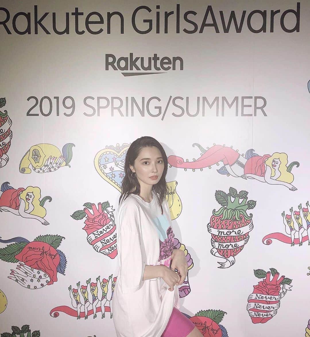 大石絵理のインスタグラム：「I was on the runway for @bershkacollection @girlsaward_official 😘🍿🎉🧡」