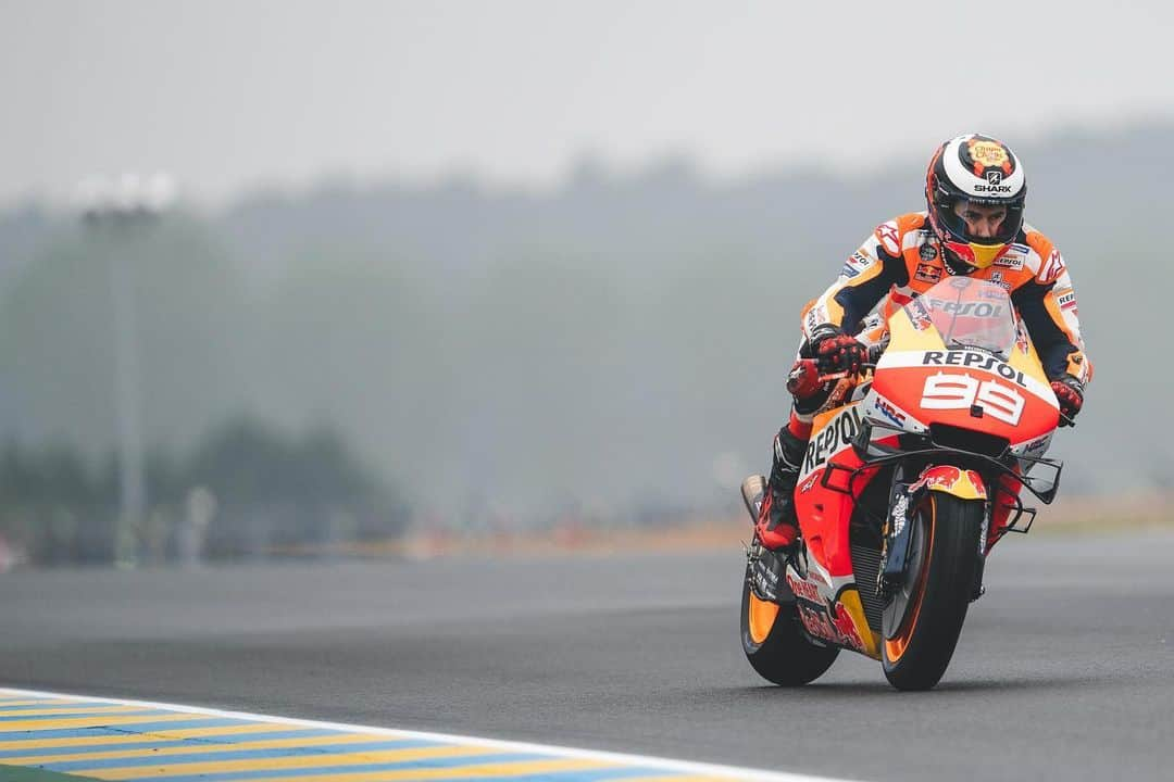 レプソル・ホンダさんのインスタグラム写真 - (レプソル・ホンダInstagram)「#FrenchGP FP3 ✅ ☔️ ⠀⠀⠀⠀⠀⠀⠀⠀⠀ @marcmarquez93 🅿️2️⃣ #MM93🐜 ⠀⠀⠀⠀⠀⠀⠀⠀⠀ @jorgelorenzo99 🅿️7️⃣ #JL99😈 ⠀⠀⠀⠀⠀⠀⠀⠀⠀ #25RepsolHonda #Repsol #MotoGP #Honda #Racing #RepsolHonda #HRC #RC213V #MM93 #JL99 #MarcMarquez #JorgeLorenzo #ThePowerOfDreams #Motorcycle #France #LeMans #Practice 🇫🇷」5月18日 19時01分 - hrc_motogp