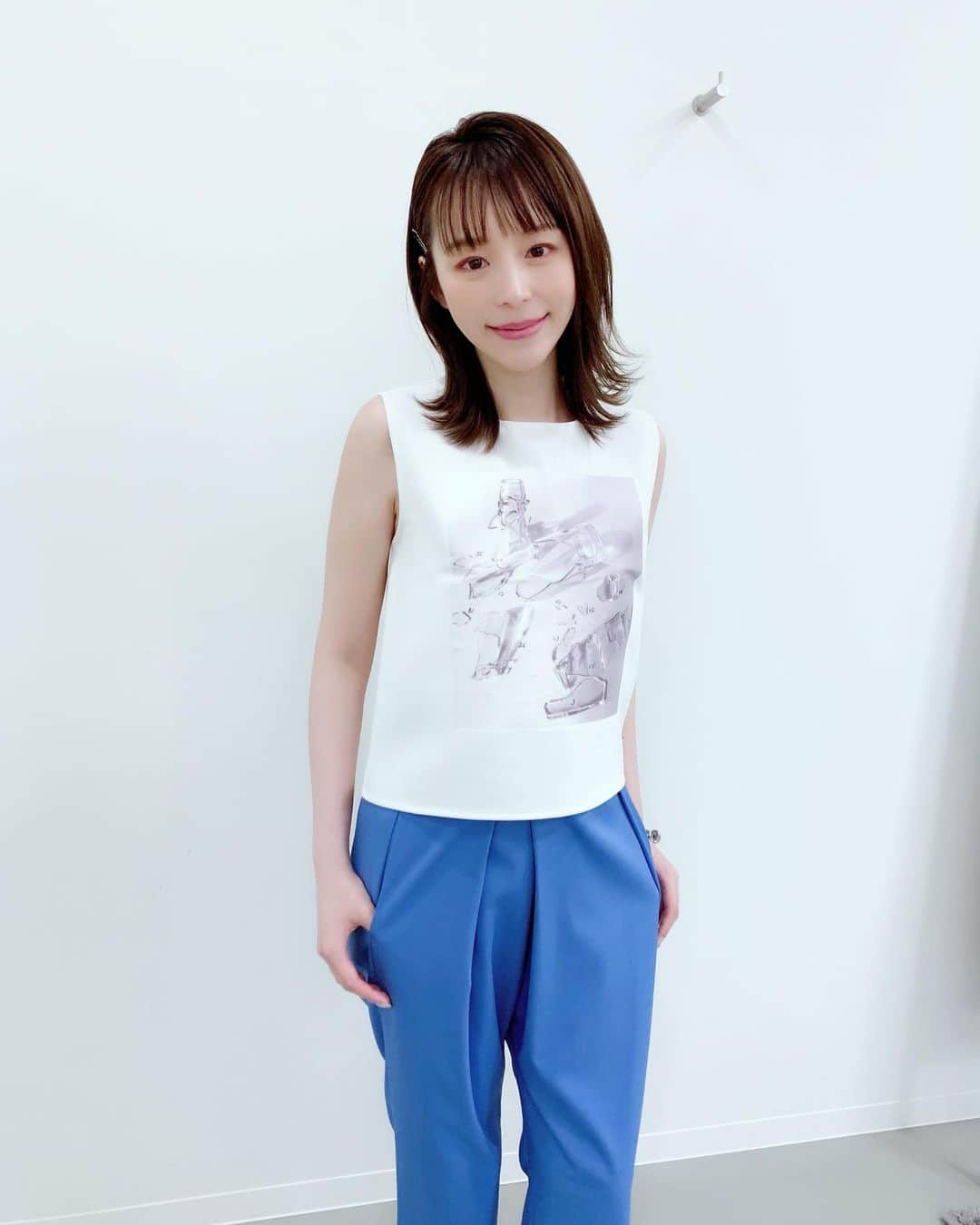 のインスタグラム：「昨日の《東京暇人》、インスタで告知し忘れてしまいました💦﻿ ﻿ 見てくださった方、ありがとうございました😊﻿ ﻿ ﻿ Tops : @belle_official.jp﻿ Pants : @belle_official.jp﻿ ﻿ ﻿ ちょっといつもと雰囲気を変えて、﻿ 爽やかにカジュアルに✨﻿ ﻿ ﻿ ﻿ #belle ﻿ #東京暇人 #日テレ #金曜深夜﻿ #ayahirano #平野綾」