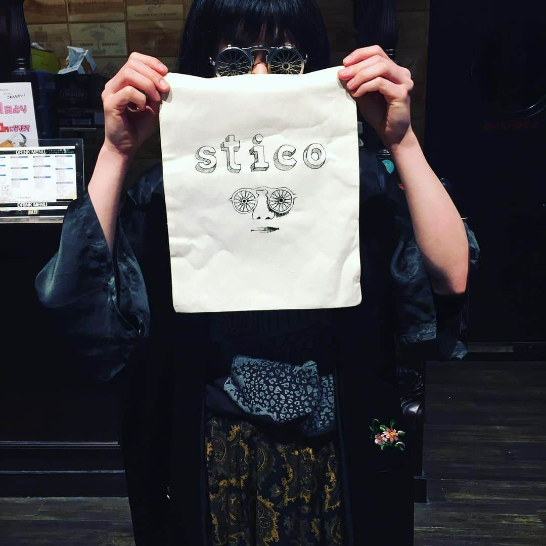 関根史織さんのインスタグラム写真 - (関根史織Instagram)「本日小岩オルフェウスにてsticoライブです  今日知ったけど、出番はトリでした 恐れ多いすけど頑張ります  大体20時40分くらいを予定していますので今からでも気が向いたら是非いらして下さい  入り口でトートバッグ1500円とTシャツ2500円（グレーとナチュラルホワイト2色）売ってます！  #stico #チャップマンスティック #chapmanstick #スティコ」5月18日 19時06分 - sekine_bbb