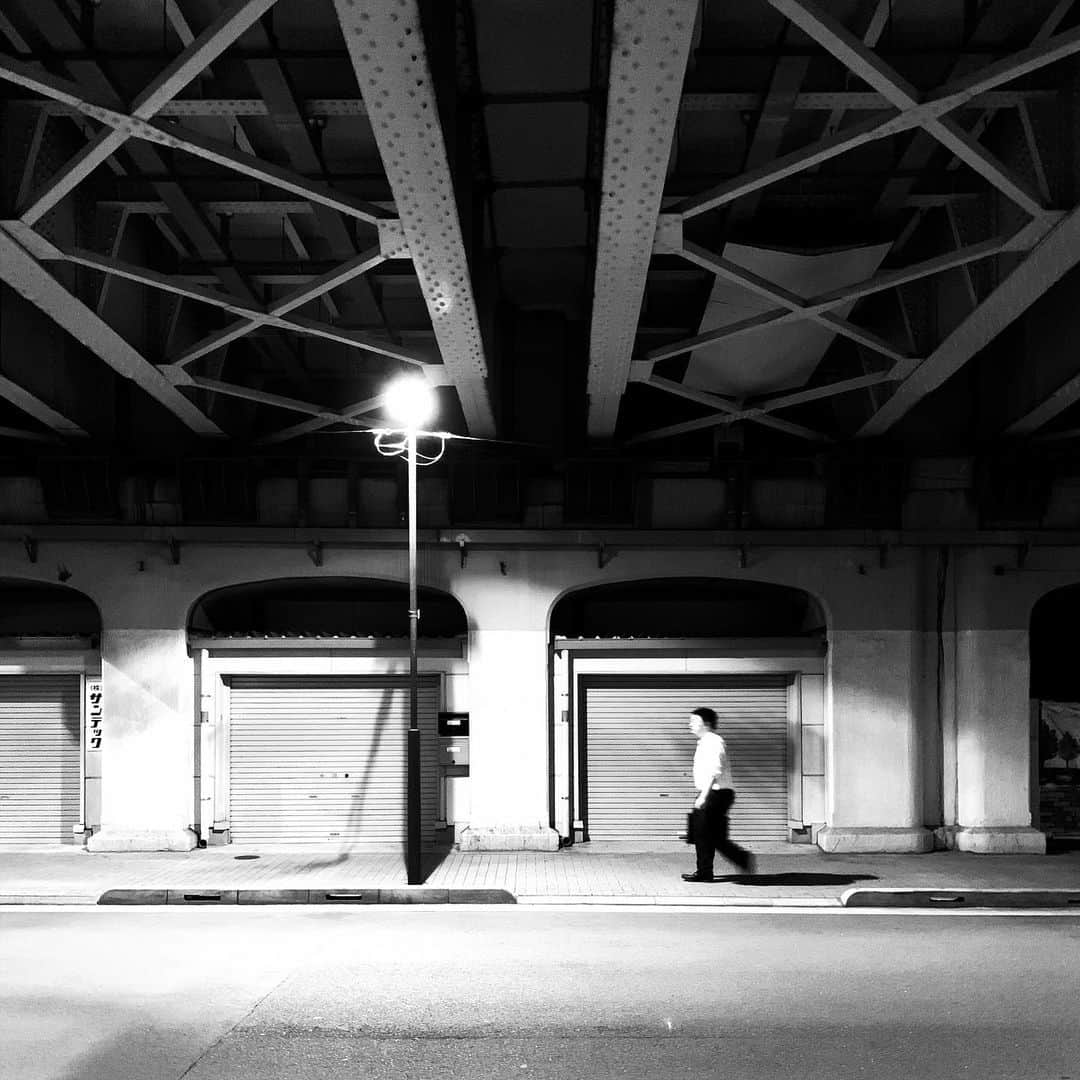 naotakeのインスタグラム：「ガード下 - An underpass / iPhone XR + Snapseed, 20190519 . . プロカメラマンによるセミナーに参加した。今まで気がつかなかったことをいろいろ教えていただき発見に満ちた1日となった。 . . #royalsnappingartists #infamous_family #rsa_main #infinity_photo_cult #2_fineart #jp_gallery #jp_gallery_bnw #trb_bnw #wp_bnw  #bnw_life #bnwlife_member #bnw_life_shots #bnw_captures #world_bnw #top_bnw #team_jp_ #team_jp_モノクロ #ig_energy_bw #ig_nihon #streetphotographybnw #igersjp #blackandwhite #bnw #bnwphoto #monochrome #bw #bnwphotography #ShotOniPhone #shotoniphoneXR」