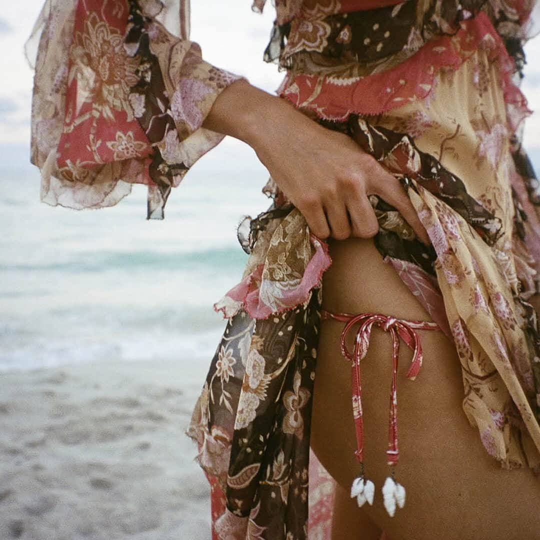 ジマーマンさんのインスタグラム写真 - (ジマーマンInstagram)「Up Close: The Veneto Flounce Long Dress and Scallop Frill Bikini from our Summer Swim 19 Collection. Shop the look via the link in our bio. #summerswim19 #zimmermann」5月18日 19時10分 - zimmermann