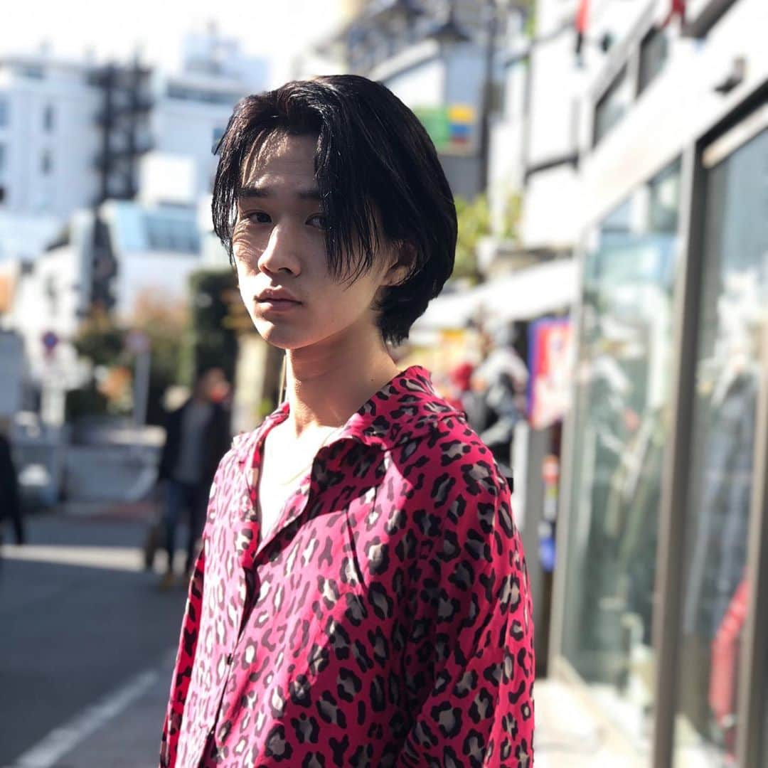 高木琢也さんのインスタグラム写真 - (高木琢也Instagram)「奥村健司郎スタイリストデビュー㊗️ 18歳で入社してその若さでよく頑張ったな！！ 早くデビューできてほっとしたよ。 鹿児島からでてきた無表情の若者はちょっと笑えるようになりました笑 これから成功してもっと笑え！！ 負けん気が強くて頑固者。 頼れる男です。 技術も上手いし本当はいじられキャラです。 今まで色々あったけど周りに感謝の気持ちを忘れずに上がってこい！！ 本当におめでとう㊗️🎉🎊#OCEANTOKYO #スタイリストデビュー #クール奥村 #奥村健司郎 #ご予約はwhite店へ」5月19日 0時38分 - takagi_ocean