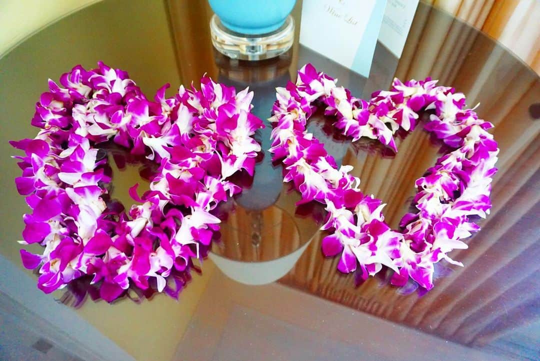 高橋ユウさんのインスタグラム写真 - (高橋ユウInstagram)「いただいたレイを部屋にかけていたら お掃除の方がハートにしてくれていました🙏🌴💗🌺 #hawaii」5月18日 19時20分 - takahashiyu.official