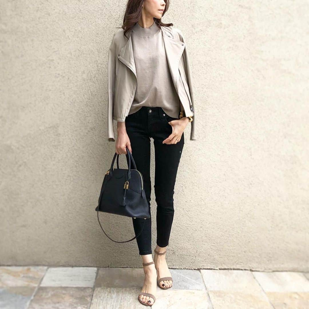 akko3839さんのインスタグラム写真 - (akko3839Instagram)「﻿ ﻿﻿ ﻿﻿ beige×black﻿﻿ ﻿﻿ ﻿ ﻿﻿ このフレンチスリーブニット﻿ かなりお気に入り♡﻿﻿ ﻿﻿ ﻿﻿ ﻿﻿ ﻿﻿ top @titivatejp #titivate#titivatestyle﻿﻿ blouson #theory﻿ pants #jimmytaverniti﻿﻿ bag #hermes﻿ sandal #nebulonie﻿ ﻿ ﻿ ニット▶︎#楽天ROOMに載せてます﻿ ﻿ ﻿ ﻿﻿ #ティティベイト#ベーシックフレンチスリーブライトニット#コーデ#コーディネート﻿#楽天ROOMオフィシャルユーザー﻿ #ROOMオフィシャルユーザー ﻿ #instagood#outfit#code#instalike#fashionista#instafashion#ootd#simple#chic#style#stylish#styleblogger#Instafashion#fashiongram#mystyle#fashionista﻿」5月18日 19時14分 - akko3839