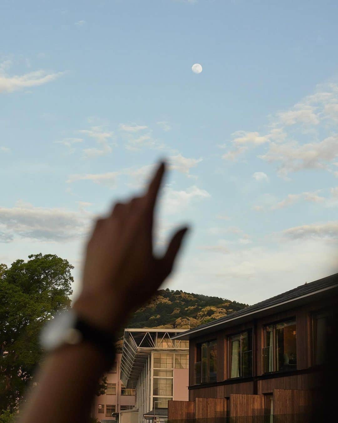 アリス・ガオさんのインスタグラム写真 - (アリス・ガオInstagram)「can’t help but admire the artfulness and precision of a moonphase watch - so charming to see that the moon on my wrist (a @jaegerlecoultre rendez-vous) matched the moon in the kyoto sky 🌖 #jaegerlecoultre #artofprecision [sponsored]」5月18日 19時18分 - alice_gao