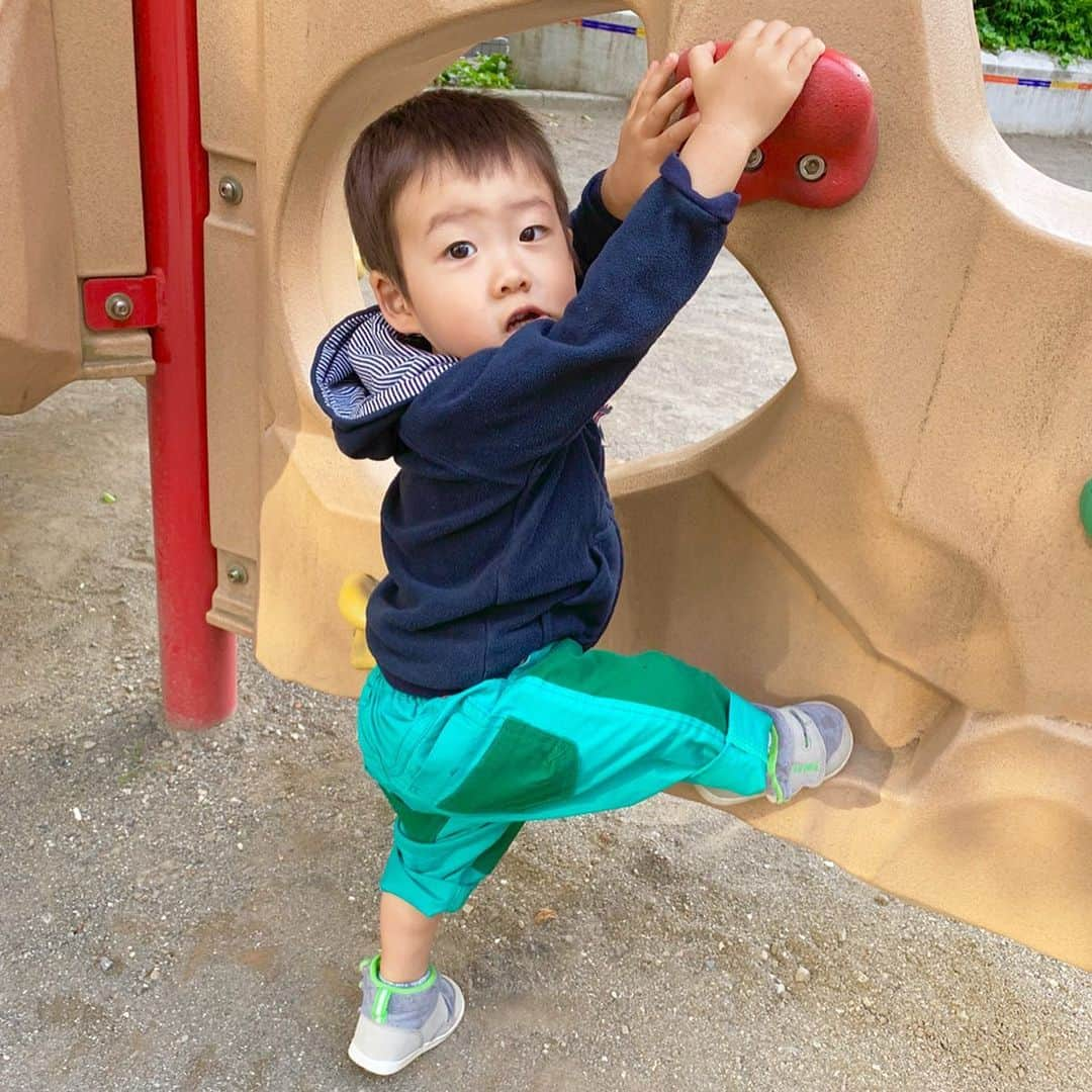 桜井未来さんのインスタグラム写真 - (桜井未来Instagram)「公園で沢山遊んだ後は、リビングの床で寝落ち😂（笑）  よく、2、3枚目のように床で力尽きて寝ちゃいます😂🤣💓（笑） ・ ・ ・  #公園 #お出かけ #ママ #baby #ママ友募集 #赤ちゃんのいる生活 #ママサークル #ママイベント #ママ会 #都内ママ #ベビスタグラム #mamagirl #ベビフル #コドモダカラ #コドモノ #ママリ #親バカ部 #新米ママ東京部」5月18日 19時18分 - miki.sakurai0214