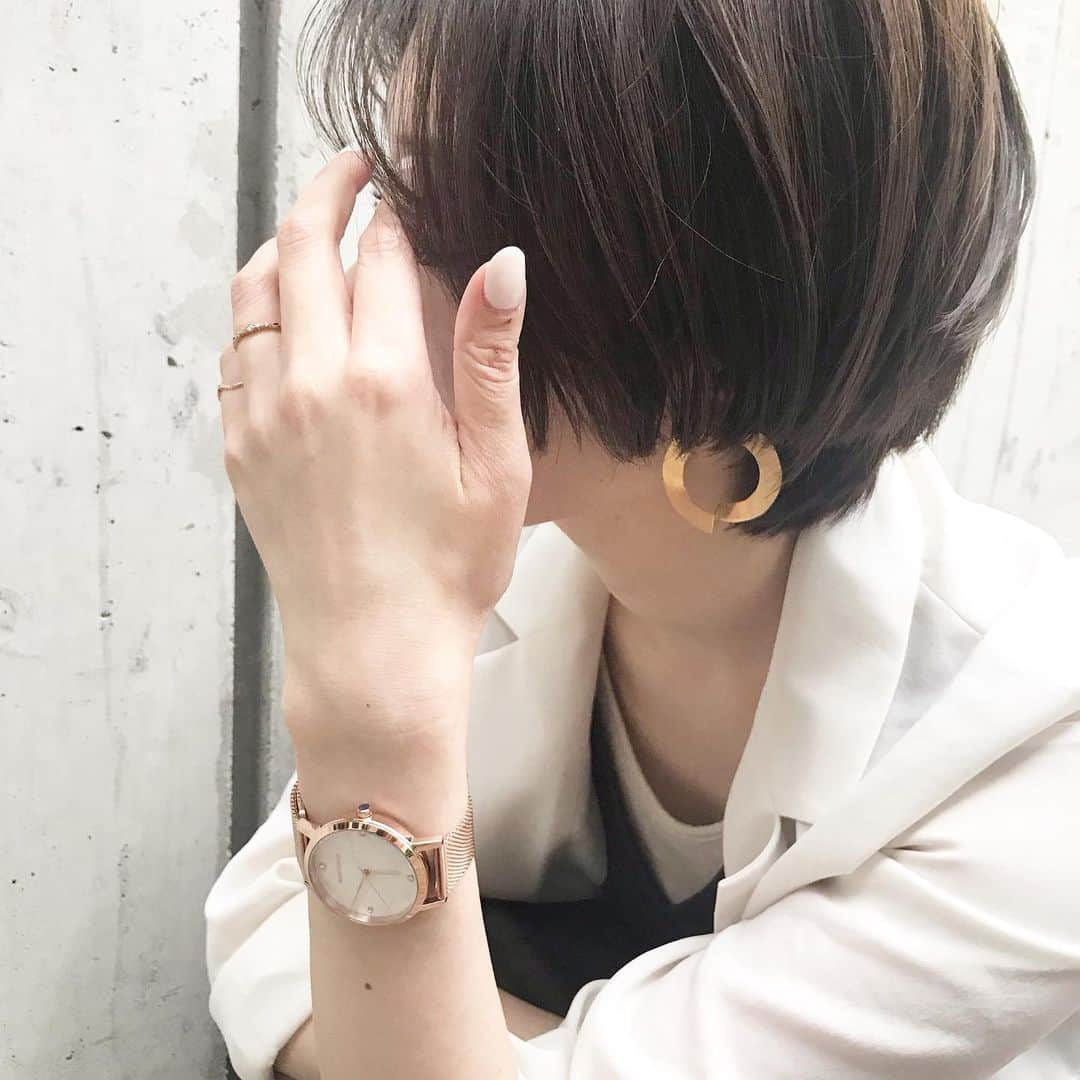 ruk6ruk6さんのインスタグラム写真 - (ruk6ruk6Instagram)「@monogriis_jp  新しい時計⌚️ 時計を変えるだけでコーデが変わる🛍  本物のマザーオブパールを使ってるから、角度でキラキラが変わる🤩  文字盤の柄がお花のガーベラ💐  春だねーって時計🍦  #monoriis #モノグリース #likeforlikes  #腕時計 #時計 #new #ガーベラ #アクセサリー #ショートヘア #ヘアスタイル #アッシュグレー #髪切りたい #髪切りたい衝動  伸ばすか、切るか✂️」5月18日 19時29分 - ruk6ruk6