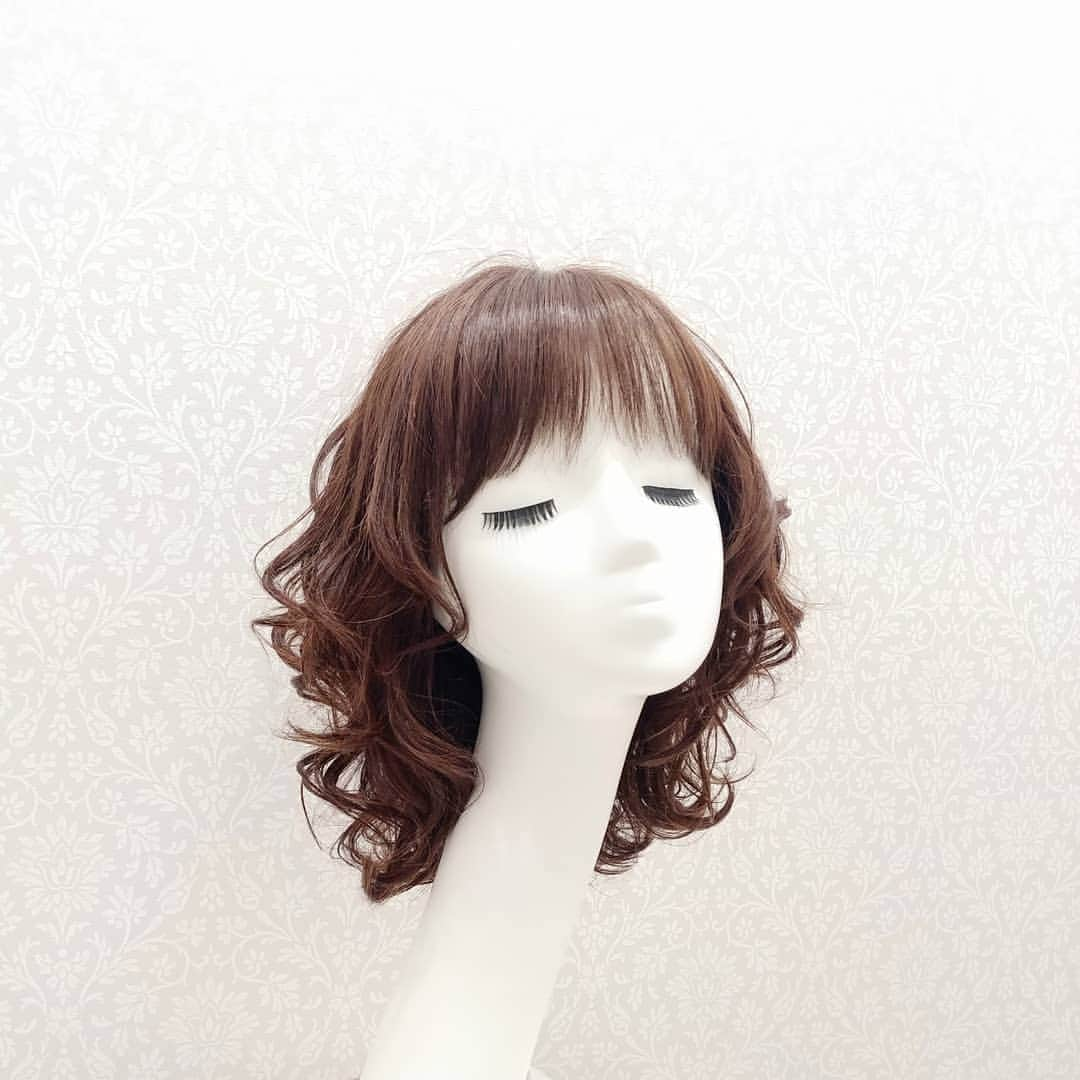 AQUADOLL アクアドールウィッグさんのインスタグラム写真 - (AQUADOLL アクアドールウィッグInstagram)「こんばんは、アクアドール梅田サロンささきです☺ 🌹夏のしっかりウェーブスタイルのウィッグができました✨ 🌹肩につくくらいの長さで、しっかりウェーブの毛先は外ハネ。 暑い夏も首に髪がまとわりつかずに爽やかに過ごせるのではないでしょうか？ 🌹抗がん剤治療中でも、脱毛症でも、髪に悩みがある方も、沢山の方々がウィッグを楽しんでくださると嬉しいです❤ pwm00B MBRM Msize ¥59,184 🌠梅田サロン限定品 🌠一点限り❕ ご試着・ご来店お待ちしております(^^) #ウィッグ#アクアドール#大阪#梅田#医療用ウィッグ#かつら##直営サロン#上野御徒町 #横浜#名古屋#6/6新宿オープン❤#パートナーサロン#小倉#博多#広島#徳島#和歌山#栃木#提携サロンもありますよ✨ #ヘアスタイル#ウェーブ#ボブ#夏#限定品#抗がん剤治療#脱毛症#ヘアピース」5月18日 19時29分 - aquadollwig