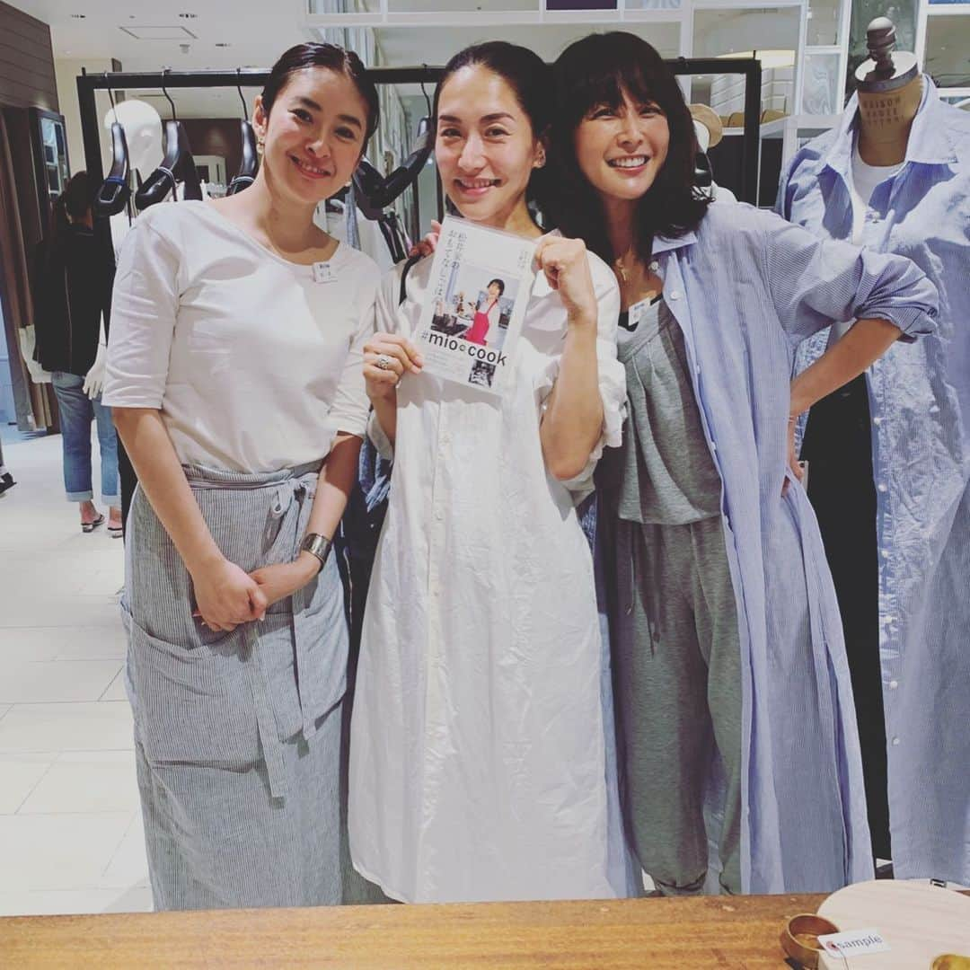 亀恭子さんのインスタグラム写真 - (亀恭子Instagram)「みおさん @mio.matsui の、 #mix_and_mingle_  POP-UP shop at 伊勢丹新宿店2F へ。 . . . 初日から完売品が続出しているとのことで。 流石です！ . . 私は、みおさんの着用している グレーのオールインワンを購入❤︎ 明日 5/19（日）までです。 皆さま是非♪ . . . そして、 「松井家のおもてなしごはん」も。 今夜は早速 このレシピの中から チョイスして作ります^ ^ . . #mix_and_mingle_ #fashion #life #伊勢丹新宿店 #松井美緒 #❤︎ #美人2人に挟まれて幸せ」5月18日 19時23分 - kame_kyo