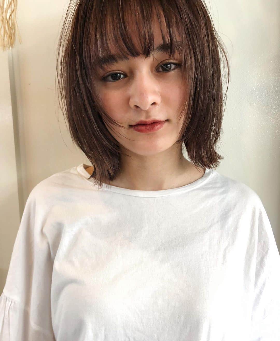 カワシリアツシのインスタグラム：「さゆりちゃんカラー🌿 ・ ・ ・ ・ブリーチの回数がわからない。 ・値段が気になる。 ・ダメージが心配。など なんでもご気軽にご相談ください😊 ・ ご予約やご相談はURLもしくはDM・LINEにて待ちしております🙆‍♂️ ・ ・ ・ ご予約はトップページURLをクリック😊 もしくはDMください✉️ ・ ネットで×になってても お取りできるお時間もございますので、 ご気軽にご相談ください🙆‍♂️ ・  #アディクシー #イルミナカラー  #外国人風カラー #ミニボブ #切りっぱなしボブ #ハイライト #外ハネ #グラデーション #外国人風 #ポートレート #美容室 #美容院 #美容学生 #撮影 #東京 #渋谷  #ショートヘア #グレージュ  #ブルージュ #ブリーチ #portrait #フィルムカメラ #hairstyle #ショートカット #haircolor #ハイトーン #데일리룩 #时尚 #แฟชั่น#デジキュア」