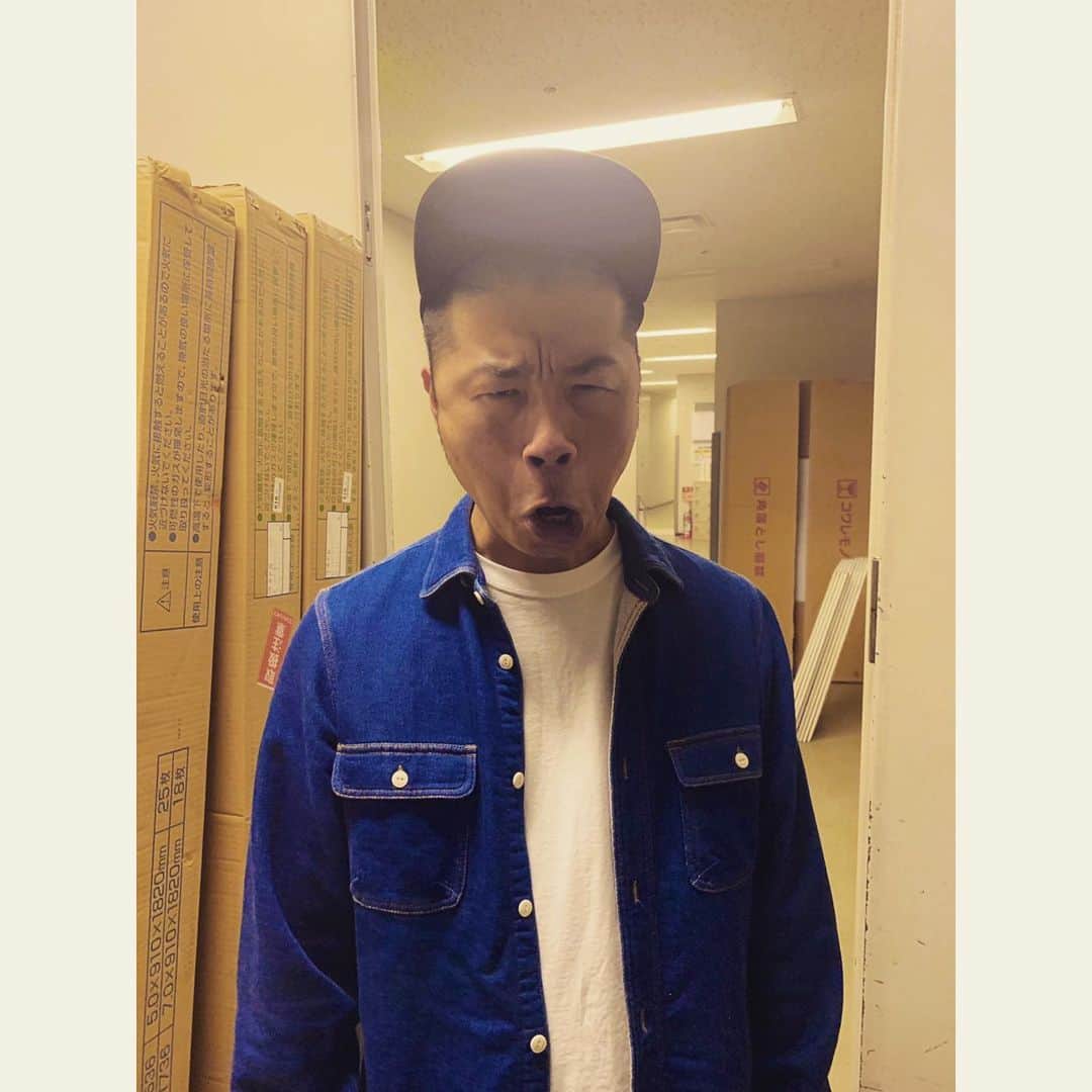 周平魂のインスタグラム：「正味の話、先日アキナの山名さんから「周平、住所教えて」と電波通して聞かれ、後日刺客が家を訪れ箱2箱置いてった。開けたら中にファッションが詰まってました。マジファニーでした。山名さんの色気満載の色気ニュアンスの噺を一席。 #アキナ山名さん #渋すぎる兄さん #顔は僕の顔を真似してくれてるらしいが全然ちゃう #正味の話 #ニュアンス」