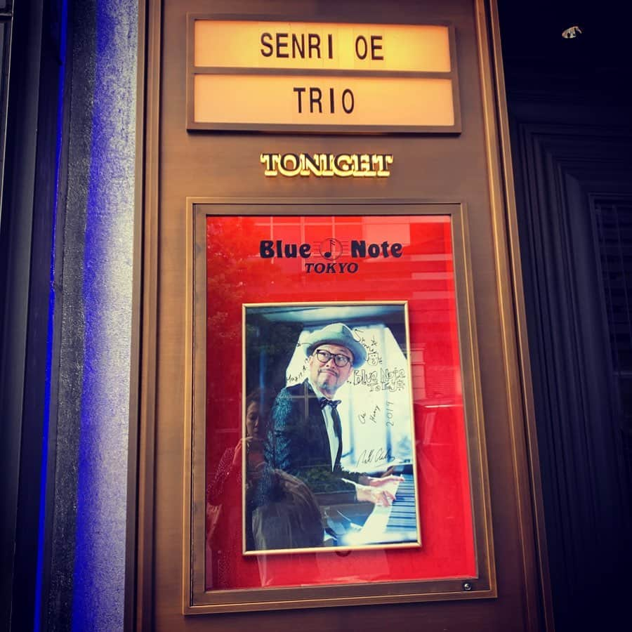 クリス智子さんのインスタグラム写真 - (クリス智子Instagram)「Senrio Trio @ BLUE NOTE TOKYO に！野宮マキさんとご一緒でした ☺︎ 大江さんは、先日、番組にもトリオでご登場頂き、今日を楽しみにしていました。  ピアノを弾く背中を見ていて、全身が音楽でした。 的を得てきた熟練の無我夢中は、最高に美しい姿だと感動しました。  ヒット曲もJazz になり、盛り上がり。 「馴染みがある」って、その方の、過去の、ものすごい努力がなければ、あり得ない影響力だなぁと思います。馴染み、を大切にした、いつか、があるんだと感じられます👏  また、一度、思いっっきり命を吹き込んだ曲を、自分が生きているうちに、まったく また生まれ変わらせるなんて、なかなか尋常じゃないような。。。 アレンジ、とかとは違うような。  MCで「あんなに可愛かった千ちゃんが、今では、different creatureに？！」とおっしゃってましたが、「音楽で生まれ変わる覚悟」のようなものが、やはり、"OUTSTANDING"です。  さて、今日、湧き上がった疑問は... POP とは、感情の濃縮抽出？humor？  Jazzは、細部にわたるまで、またヒダを音に起こしていく作業？ 言葉や、音は、どうしてる？  結構、逆なベクトルもあるんじゃなかろうか、、 次回、大江さんにお会いしたら伺ってみたいので、ここにメモります。  人生は、憂いとユーモアと、信じて前に進む気持ち。 なんだな、たぶん。  これから行く方、お楽しみに！ とても、静かで、清々しく、ユーモアと企みのあるJazz Time です。  #senrioe #bluenote #pop #jazz #misrmakinomiya #strength #humor #life #goodneighbors #jwave」5月18日 19時32分 - chris_tomoko