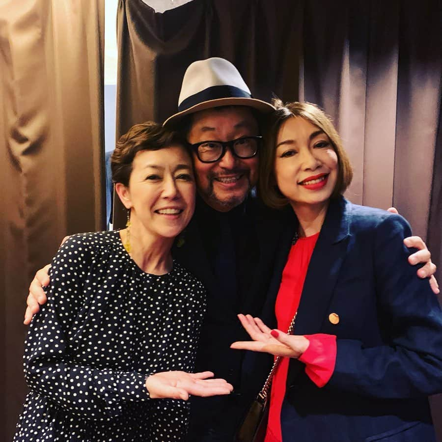 クリス智子さんのインスタグラム写真 - (クリス智子Instagram)「Senrio Trio @ BLUE NOTE TOKYO に！野宮マキさんとご一緒でした ☺︎ 大江さんは、先日、番組にもトリオでご登場頂き、今日を楽しみにしていました。  ピアノを弾く背中を見ていて、全身が音楽でした。 的を得てきた熟練の無我夢中は、最高に美しい姿だと感動しました。  ヒット曲もJazz になり、盛り上がり。 「馴染みがある」って、その方の、過去の、ものすごい努力がなければ、あり得ない影響力だなぁと思います。馴染み、を大切にした、いつか、があるんだと感じられます👏  また、一度、思いっっきり命を吹き込んだ曲を、自分が生きているうちに、まったく また生まれ変わらせるなんて、なかなか尋常じゃないような。。。 アレンジ、とかとは違うような。  MCで「あんなに可愛かった千ちゃんが、今では、different creatureに？！」とおっしゃってましたが、「音楽で生まれ変わる覚悟」のようなものが、やはり、"OUTSTANDING"です。  さて、今日、湧き上がった疑問は... POP とは、感情の濃縮抽出？humor？  Jazzは、細部にわたるまで、またヒダを音に起こしていく作業？ 言葉や、音は、どうしてる？  結構、逆なベクトルもあるんじゃなかろうか、、 次回、大江さんにお会いしたら伺ってみたいので、ここにメモります。  人生は、憂いとユーモアと、信じて前に進む気持ち。 なんだな、たぶん。  これから行く方、お楽しみに！ とても、静かで、清々しく、ユーモアと企みのあるJazz Time です。  #senrioe #bluenote #pop #jazz #misrmakinomiya #strength #humor #life #goodneighbors #jwave」5月18日 19時32分 - chris_tomoko