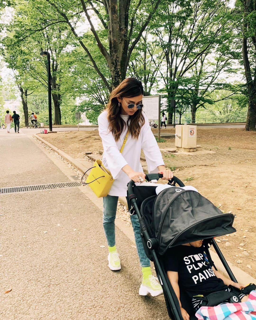 桜井裕美さんのインスタグラム写真 - (桜井裕美Instagram)「今日はお天気良かったので、ランチをテイクアウトして代々木公園でピクニックでした❣️ 午後はボールやシャボン玉で遊んだり、お散歩しました。 疲れたのか息子っちはすっかり夢の中〜👍👍👍 #代々木公園  #ピクニック #mama #mamamodel #息子 #子育て #ママモデル #育児中 #kids #キッズ #子供 #ママライフ #男の子 #2歳児#ママコーデ#mamacoordinate #mamafashion #ootd #私服 #ママコーディネート」5月18日 19時34分 - yumisakurai24