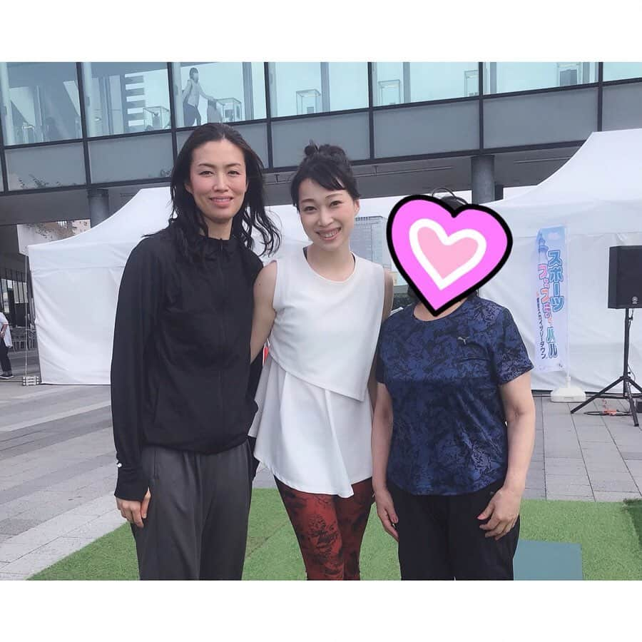 海隼人（有馬佐織）さんのインスタグラム写真 - (海隼人（有馬佐織）Instagram)「スカイツリーヨガイベント🧘‍♀️ 曇でしたが、丁度良いお天気で風が心地良く吹いてくれました🍃✨ ダディと同期のママさんが来てくれました😆❤️ めっちゃ嬉しかったぁ〜😚 レッスン受けにいらして下さった方々、本当にありがとうございました🙏😉💫 ・ 2枚目はトークショーでご一緒したkayoさんと📸 ・ ・ #日焼け心配しましたがまっちろのまま #東京スカイツリータウン#skytree  #ヨガイベント #文化放送 #b_connectstore @b_connect_store #GLAZreapirer @glaz_reapirer_japan #yoga#ヨガ#ヨガウエア #glazrespirer#グラズレスピレ #glaz#グラズ#g_outfit#yogawear  #アンバサダー#合掌#photo #happy#smile  #yogainstructor#yogateacher  #ヨガインストラクター #宝塚og #元宝塚 #十輝いりす  さん#ダディ#❤️ #海隼人」5月18日 19時34分 - saorimahalo