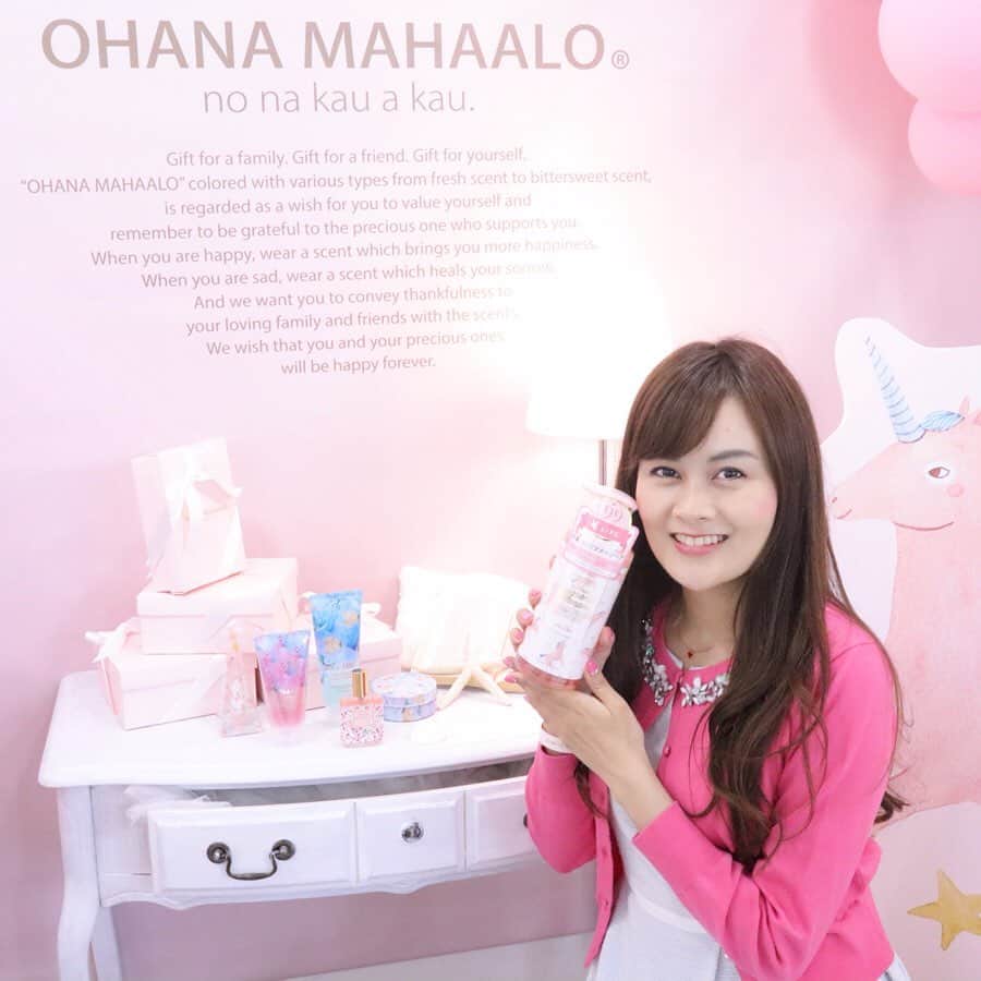 のインスタグラム：「今日はオハナマハロ（@ohanamahaalo）の2019ssリリースパーティーに行ってきたよー😊💕 . 見た目も可愛くて香りもいいアイテムがたくさんありました🥰💕 . ダメージヘア向けのノンシリコンシャンプーとネイルとフラミンゴ柄が気になったよ☺️🌸 . 他にもつけるとひんやりするボディジェルや、クレヨンタイプのフレグランス、汗かいてもいい香りになれるボディーシートなどもあったよ🥰💓 . 夏にぴったり〜🏖✨ . プレゼントにも良さそう❤️ . 置いてるだけで華やかだし、気分上がった💕 . チェックしてみてね❤️ . #オハナマハロ #ohanamahaalo #香水 #ノンシリコンシャンプー #マニキュア #ネイル #ボディケア #ゆめかわいい #フレグランス #ダメージケア #ピンク好き #パーティー #フラミンゴ #新商品 #コスメレポ #コスメマニア #コスメオタク #haircare #japanesecosmetics #japanesebeauty」