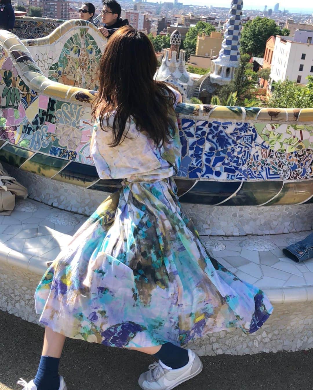 村田倫子さんのインスタグラム写真 - (村田倫子Instagram)「グエル公園🦎 トカゲだとおもってたモチーフ、 ドラゴンでした！かわいい、、、。 なんだかテーマパークみたいな空間に はしゃぎまくりです。 (2人の服、本日もかぶってる笑) 本日からバルセロナの街を探検〜！ #バルセロナ旅行 #Barcelona #グエル公園」5月18日 19時42分 - rinco1023