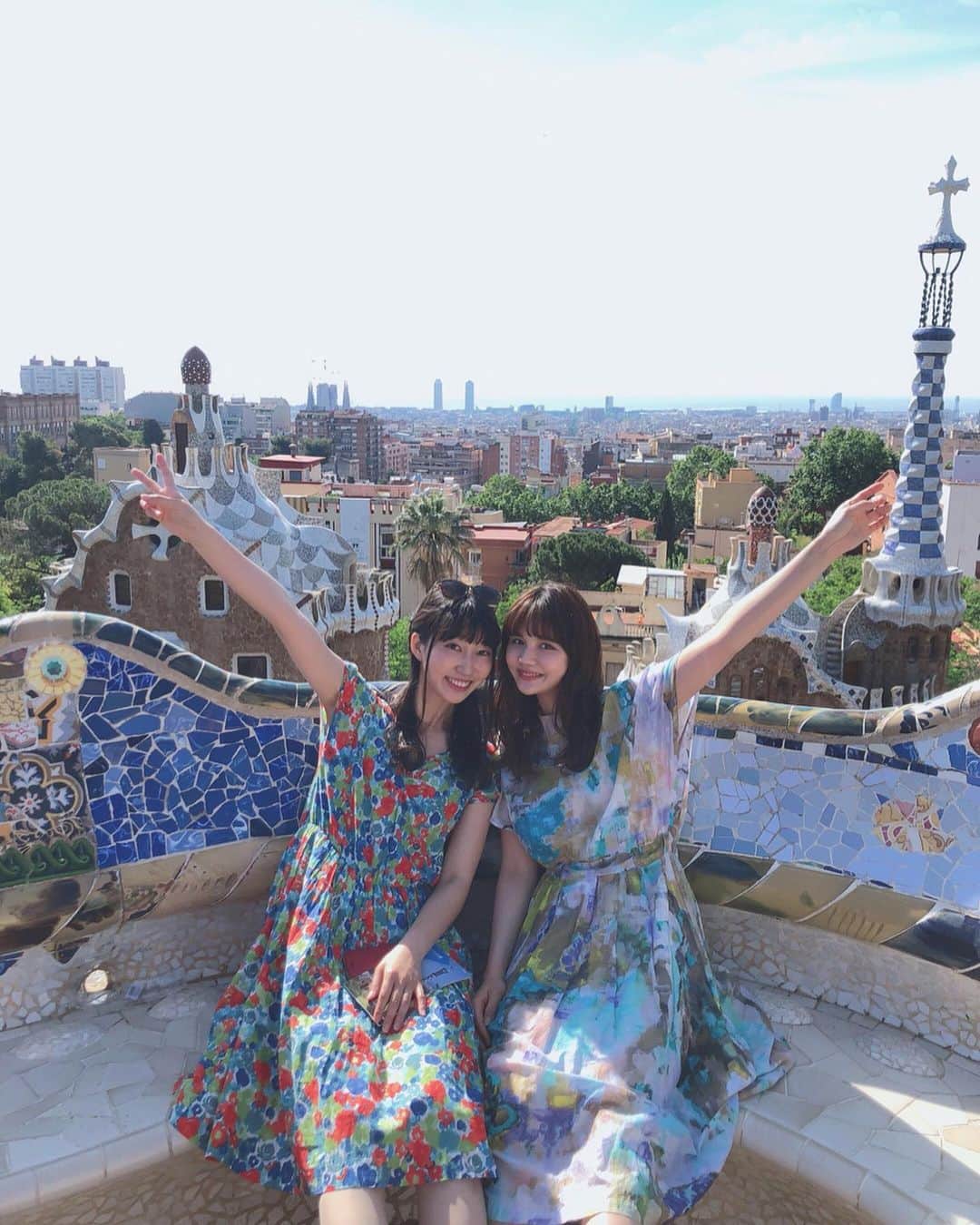 村田倫子さんのインスタグラム写真 - (村田倫子Instagram)「グエル公園🦎 トカゲだとおもってたモチーフ、 ドラゴンでした！かわいい、、、。 なんだかテーマパークみたいな空間に はしゃぎまくりです。 (2人の服、本日もかぶってる笑) 本日からバルセロナの街を探検〜！ #バルセロナ旅行 #Barcelona #グエル公園」5月18日 19時42分 - rinco1023