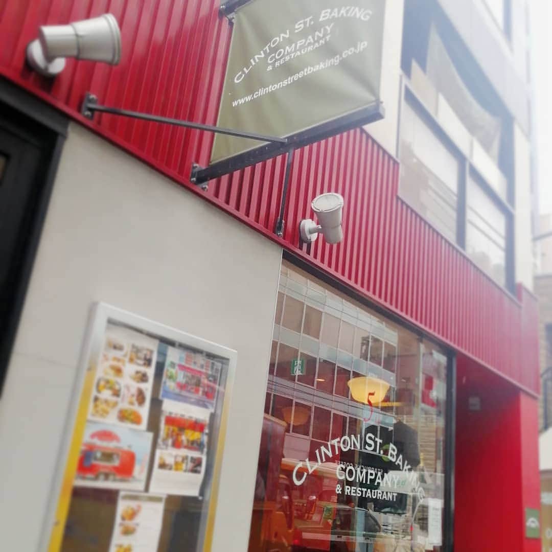 のインスタグラム：「先日いずみちゃんと💞 ( @princessizu1201 ) * 表参道にある、 CLINTON ST. BAKING COMPANY へ✨ ( @clintonstreetbakingcompany ) * * 本当に美味しくて、個室もあって素敵なお店でした☺️ * ベネディクトやパンケーキがほんと美味しかった💞 * いずみちゃん素敵な時間をありがとう😃✨ * * #表参道 #cafe #omotesando #おすすめ #clintonstreetbakingcompany #エッグベネディクト #パンケーキ #美味しい #個室」