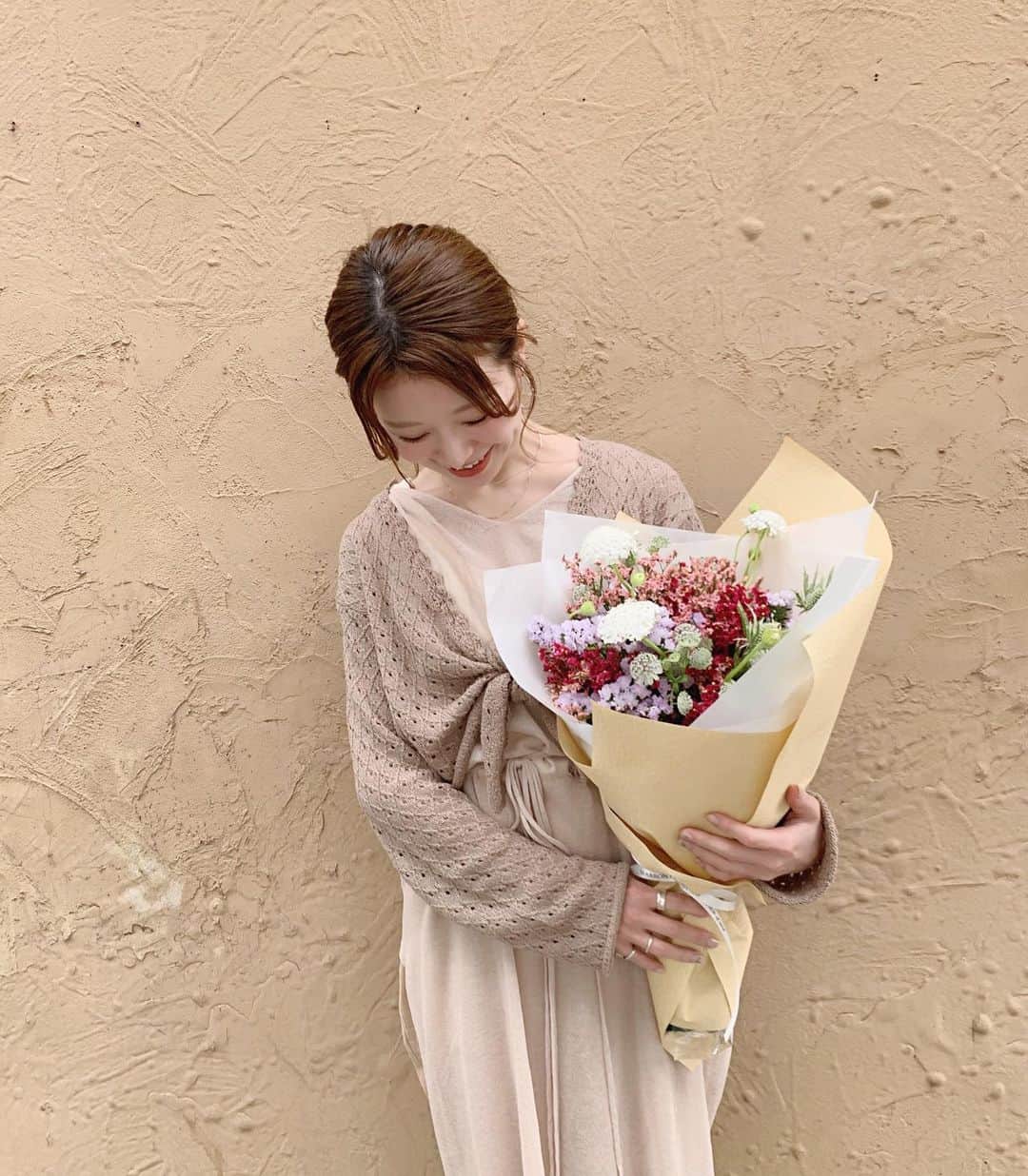 のインスタグラム：「ㅤㅤㅤㅤㅤㅤㅤㅤㅤㅤㅤㅤㅤ たくさんの人に会えて、 たくさんお話しできて、 お手紙やプレゼントまでいただいたり、 胸いっぱいの1日です💐 来てくださった方ありがとうございました..♡ ㅤㅤㅤㅤㅤㅤㅤㅤㅤㅤㅤㅤㅤ 写真はこの前のお花教室のあと🧺 ( @marronpapier_jp ) ㅤㅤㅤㅤㅤㅤㅤㅤㅤㅤㅤㅤㅤ @trois.sanglier のボレロはグアムにも 持って行ったお気に入り♡」