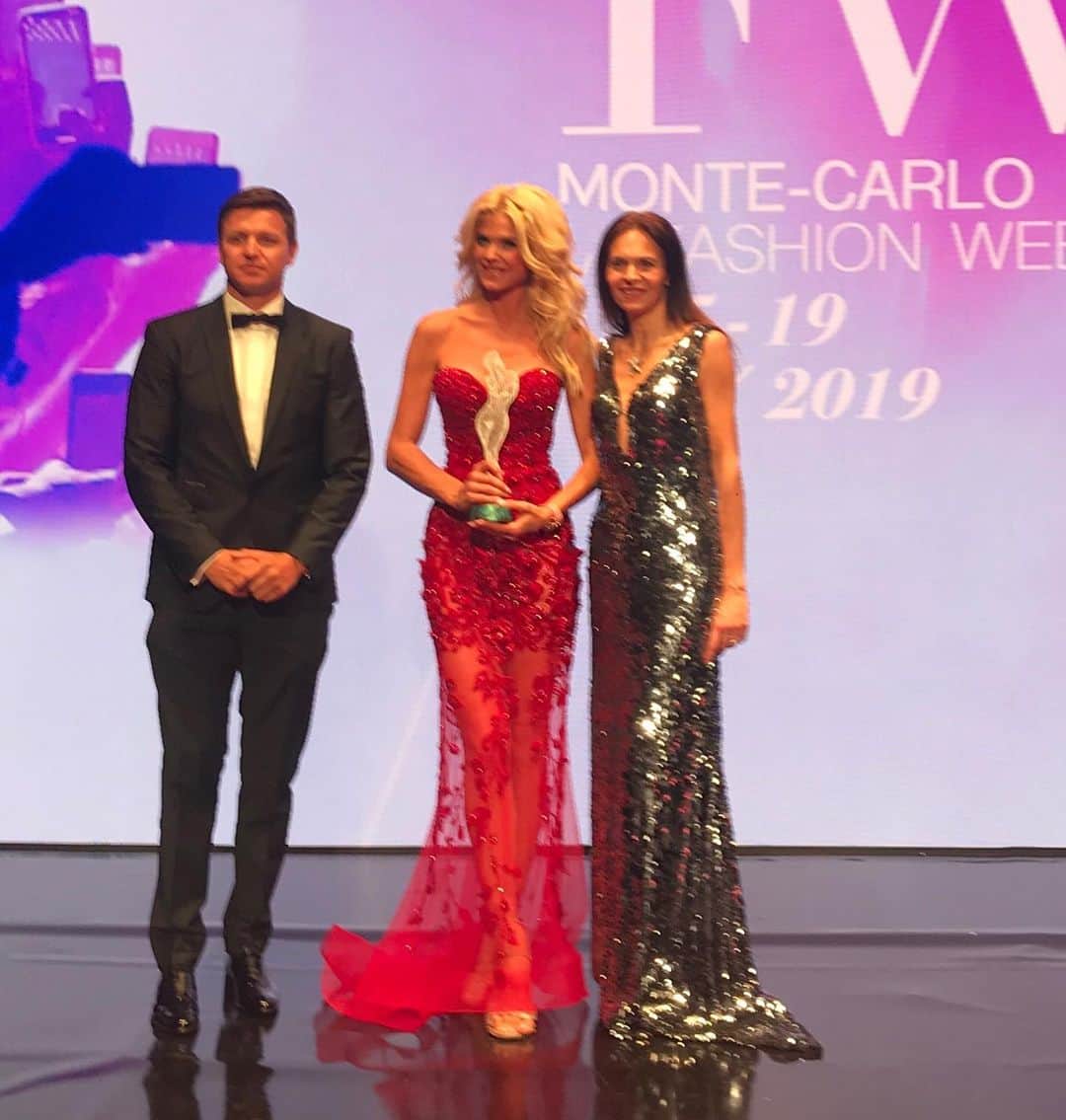 ヴィクトリア・シルヴステッドさんのインスタグラム写真 - (ヴィクトリア・シルヴステッドInstagram)「Honored to receive the Fashion Glamour Award last night @montecarlofashionweek #montecarlofashionweek  Dress @georgesmakaroun  #mcfw #monaco #fashion #glamour」5月18日 19時50分 - victoriasilvstedt