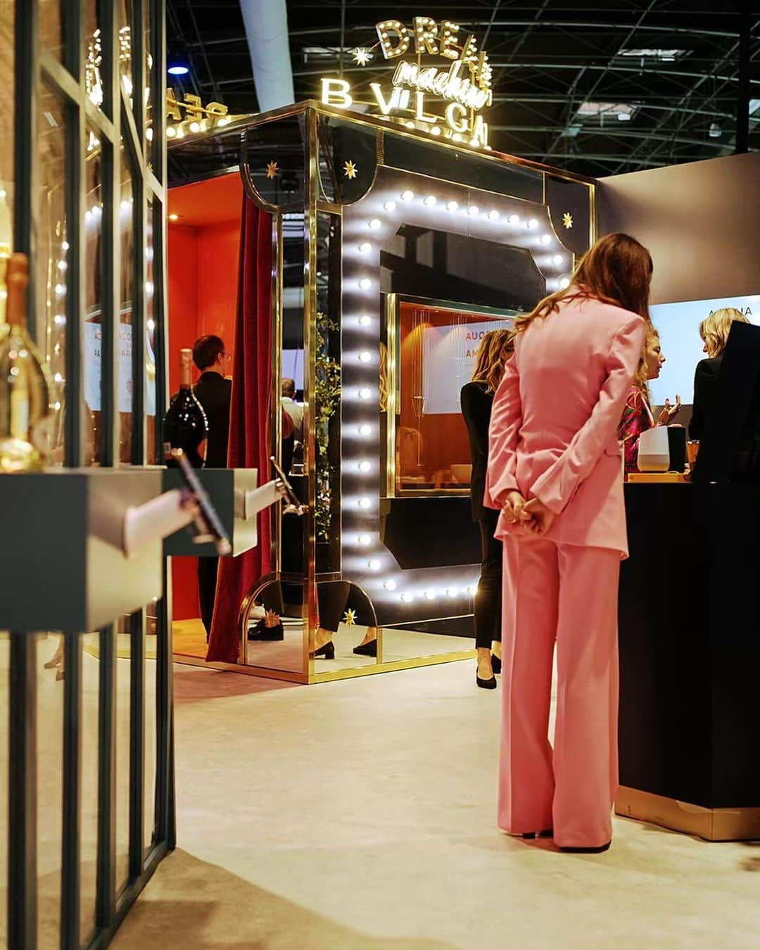 LVMHさんのインスタグラム写真 - (LVMHInstagram)「Dream Machine by @Bulgariofficial  Dive into Bvlgari’s world at @vivatech and explore the Dream Machine, an automatic luxury machine which dispenses jewelry from its elegant cube and offers a futuristic buying experience while making high jewellery completely accessible. An unexpected experiment that overturns the pre-established conventions in the jewelry world, for an even more unique shopping experience… _ Discover 24 LVMH Maisons innovations like Bulgari, but also @acquadiparma_official @ruinart or @fendi, on the LVMH Pavillon during the General Public day of Viva Technology. _ 📷 @edouardjacquinet - #LVMHTech #Vivatech #Bvlgari」5月18日 19時51分 - lvmh