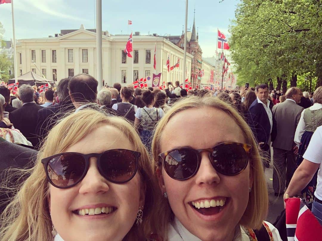 ティーネ・ティング・ヘルセットのインスタグラム：「Had a great time celebrating Norway yesterday! The atmosphere was magical as always 🇳🇴 #hurrafornorge #17mai #norwegianconstitutionday #allesnakkerkorps @kristinemauseth」