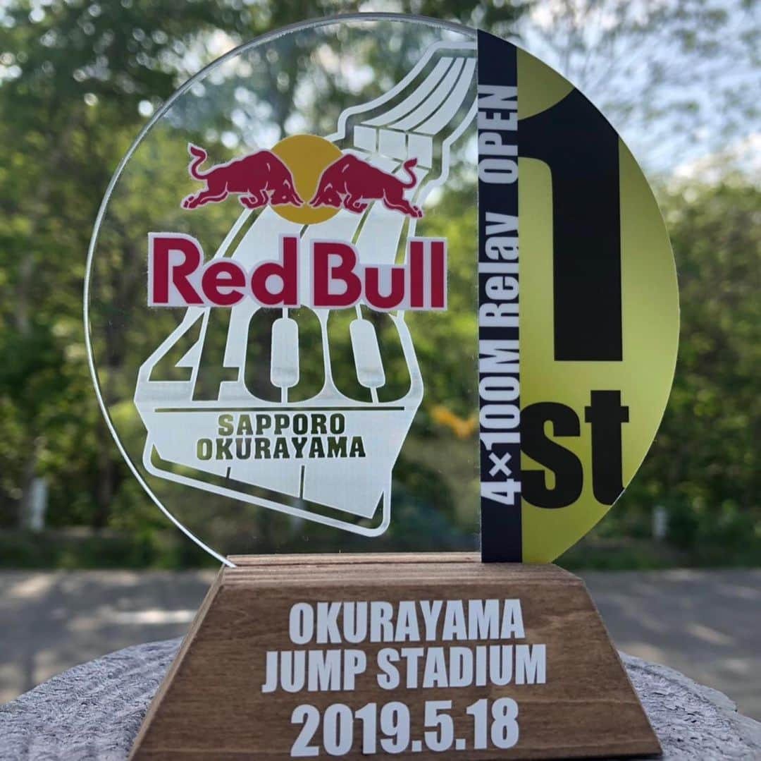 五十幡裕介さんのインスタグラム写真 - (五十幡裕介Instagram)「【Red Bull400】 2年連続2回目の、世界で最も過酷な400m走。 男女混合のカテゴリーに出場しました。 ……優勝しました！！🤣 直前に「目標は優勝」と大口を叩きましたが、 まさかまさか本当に優勝できるとは…。 1走、2走、3走の仲間がトップで4走の私に渡して くれたので、興奮と共にプレッシャーを感じながら、 無我夢中で駆け上がりました！ 「優勝」というものを味わうのは、小学6年生の時に 少年野球の大会で優勝した時以来だろうか…。 社会人になってこういう形で周りの方と喜べるなんて 思ってもいなかったから、正直本当に嬉しいです✨ 高いモチベーションを持ったトレーニング仲間と、 熱心に教えてくれるコーチに感謝です😊 トレーニングは、これからも続けていきます！ 会場で、「優勝おめでとう」と声を掛けて頂きました。 ありがとうございました。 今日のイベントに関わった皆さん、お疲れ様でした！ Red Bull400で様々な方と写真を撮ったので、 後日載せていきます(^^) #RedBull #400 #大倉山ジャンプ競技場 #世界で最も過酷な400m #リレー #4人組 #優勝 #本当に嬉しい #久しぶりに歓喜しました #2年連続 #2回目 の #出場 #念願叶う #森本稀哲 さんから #盾をもらいました！ #トレーニング の成果を #発揮できた時 #でも #結果以上に #みんなで頑張れたこと #これが何より嬉しいし大切なこと #来月 もとある大会に出ます！ #モチベーション #高く #継続は力なり #HTB #アナウンサー #五十幡裕介」5月18日 19時56分 - htb_isohatayusuke