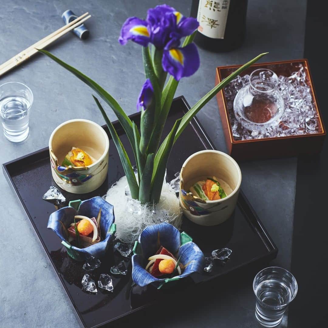 横浜ロイヤルパークホテルのインスタグラム：「68F 日本料理「四季亭」では、前菜に菖蒲の花を大胆に飾り付けした皐月のミニ会席をご用意！見た目でも味でも、初夏の訪れを感じてみませんか？  #横浜ロイヤルパークホテル #yokohamaroyalparkhotel #横浜 #yokohama #ランドマークタワー #landmarktower #みなとみらい #ホテル #hotel #ホテル好き #会席料理」