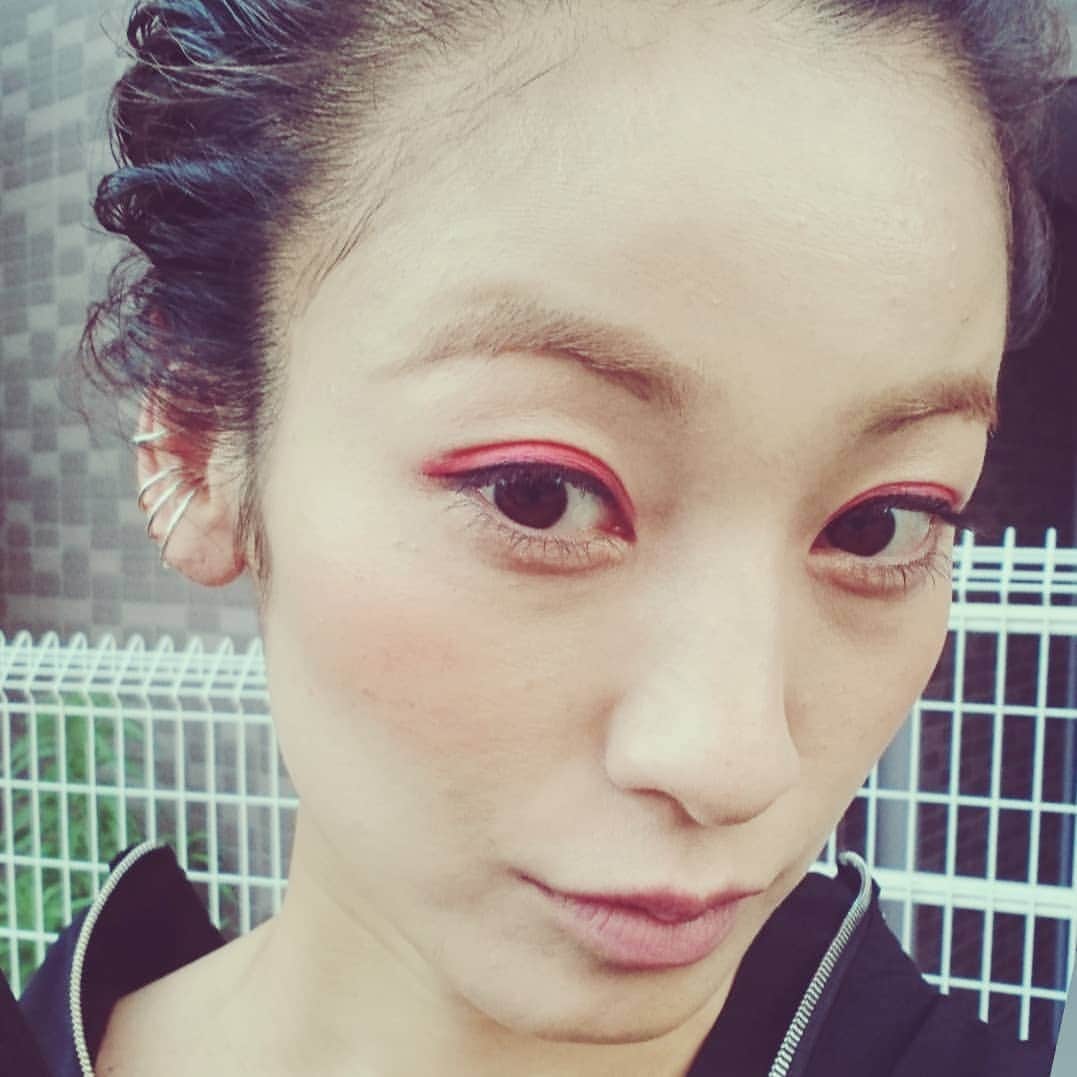 西山茉希さんのインスタグラム写真 - (西山茉希Instagram)「顔で遊んだ日。  #そーゆー日 #赤シャドー日和  楽しみかたは自由なはず。」5月18日 20時07分 - maki.nshiyama50