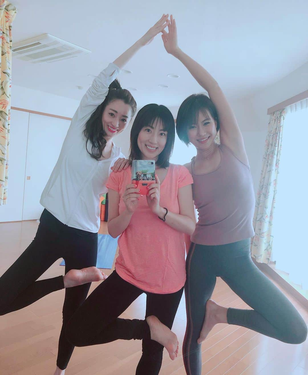 庄司ゆうこさんのインスタグラム写真 - (庄司ゆうこInstagram)「産後初レッスン✨久しぶりのスタジオで、インストラクターのみんなにもたくさん会えて嬉しかった🤗 2本レッスンしましたが、身体ガチガチ😂笑 帝王切開だったから、うつ伏せポーズはまだ痛かった(＞＜)コブラのポーズや太陽礼拝はもう少ししてから復活しよう😂 #ヨガインストラクター#美人インストラクター#ポジティブスターヨガ#psyメンバー#久しぶりの#ヨガ#レッスン復帰#産後ヨガ#産休明け#うちのスタジオは#パワースポット#psyで働くと#みんなハッピーになる」5月18日 20時09分 - yuko.shoji