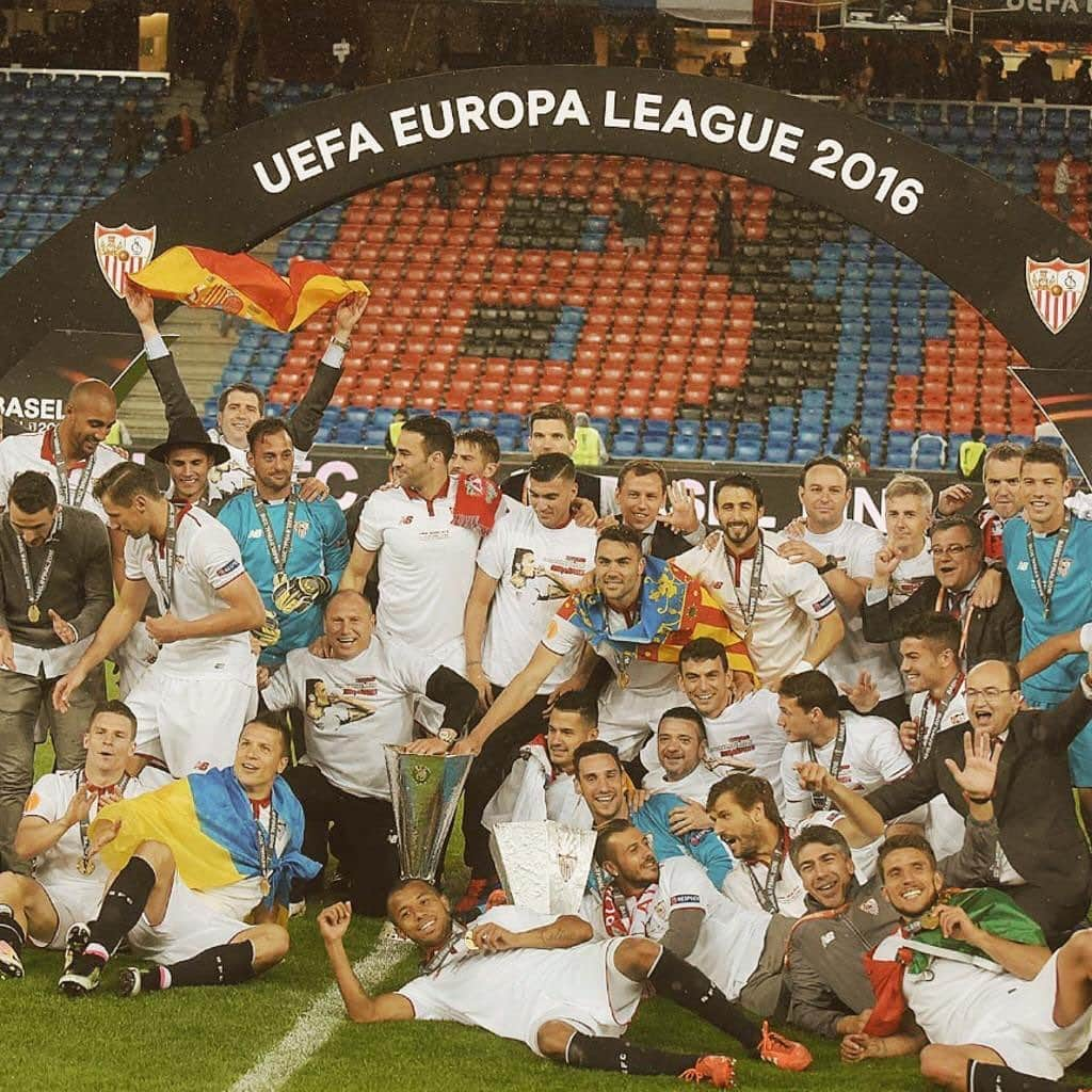 セビージャFCさんのインスタグラム写真 - (セビージャFCInstagram)「🖐🏻🏆🏆🏆🏆🏆❤️ #UEL #Basilea #WeareSevilla」5月18日 20時14分 - sevillafc