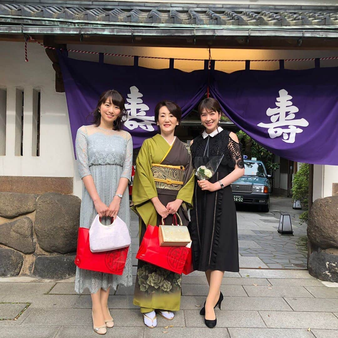 今井美穂さんのインスタグラム写真 - (今井美穂Instagram)「鍋茶屋さんでの結婚式﻿ 素敵でした〜😊✨﻿ ﻿ 美味しいお料理の数々💕﻿ 最後はルーテシアのスイーツ😍﻿ ﻿ 有難き幸せ✨﻿ ﻿ 産前のお呼ばれ服は﻿ キツくなっちゃったので新調しました🤣﻿ 店員さんがオススメしてくれた﻿ 淡いブルーのワンピに一目惚れ❤️﻿ 授乳中はワンピ避けてるから﻿ 久々に着れて嬉しかったです😊﻿ ﻿ ﻿ 結婚式の様子はまた後ほど！﻿ 本当におめでとうございます😊㊗️﻿ ﻿ #新潟#老舗料亭﻿ #鍋茶屋#結婚式﻿ #ルーテシア﻿ #お呼ばれコーデ﻿」5月18日 20時16分 - imaimiho1209