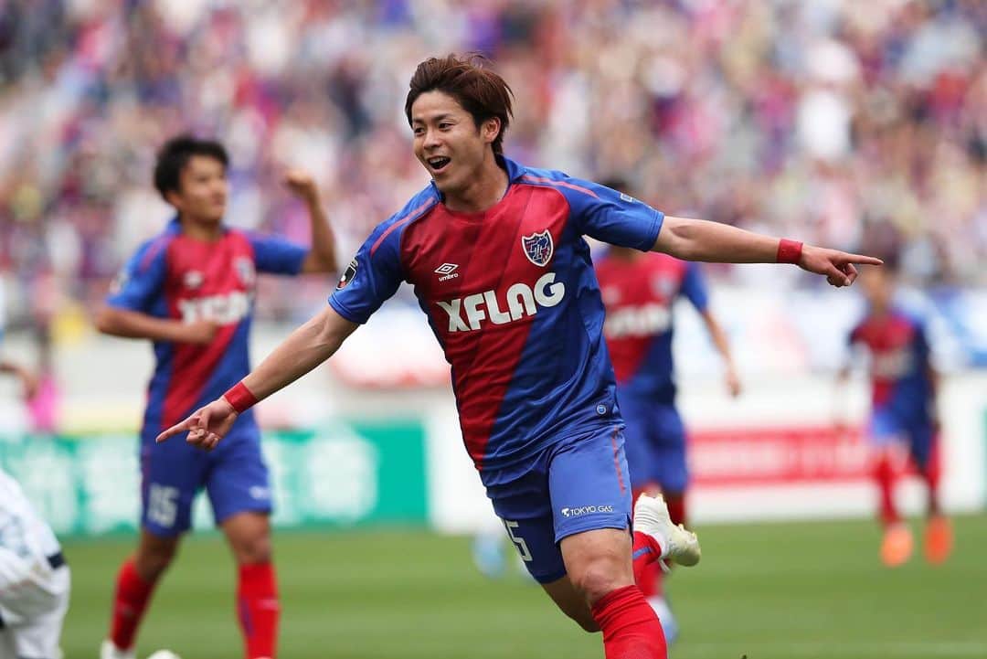 小川諒也のインスタグラム：「札幌戦応援ありがとうございました。 リーグ戦初ゴール。 もっと結果にこだわりたい。 『you'll never walk alone』 最高でした！！！ #3150 #family  #fctokyo #小川諒也」
