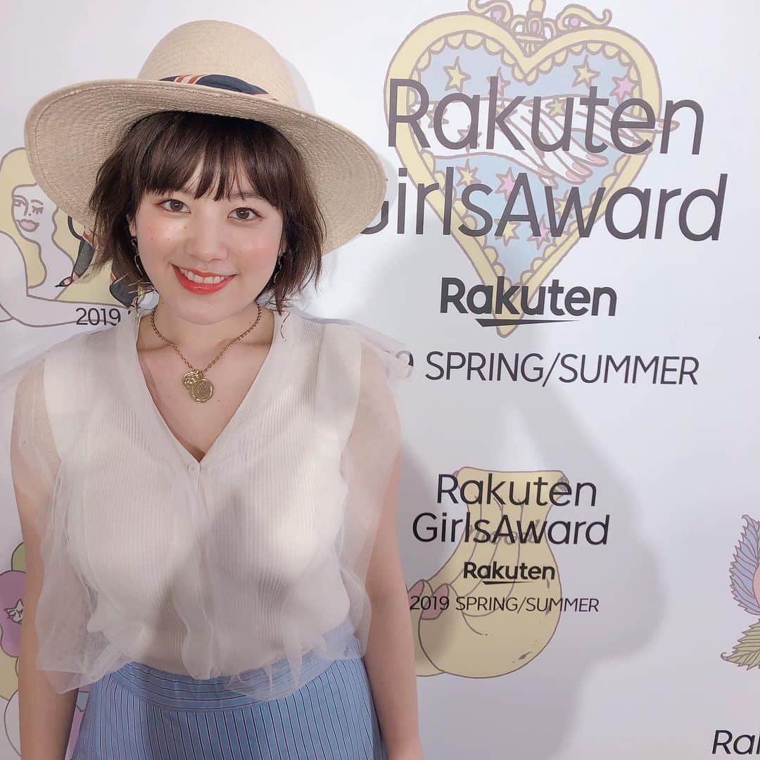 高橋里帆さんのインスタグラム写真 - (高橋里帆Instagram)「今日はGirls Award でした👏  @miwakokakei ちゃんのヘアーメイク担当させて頂きました✨  マリンなファッションに 目元はオレンジブラウン、 チークはレッド系 リップはオルンジレッドで仕上げてみました✨  フレッシュ感が夏のファッションにピッタリ❣️ 夏メイクに仕上げました💄  肌の透明感が眩しい😆✨ 白肌！ 私も手に入れたい💦  美白頑張ろう！！！ #高橋里帆メイク #ヘアーメイク#オレンジメイク#夏メイク#筧美和子 さん#ガールズアワード#girlsaward#マリン#フレッシュ」5月18日 20時19分 - takahashi.riho