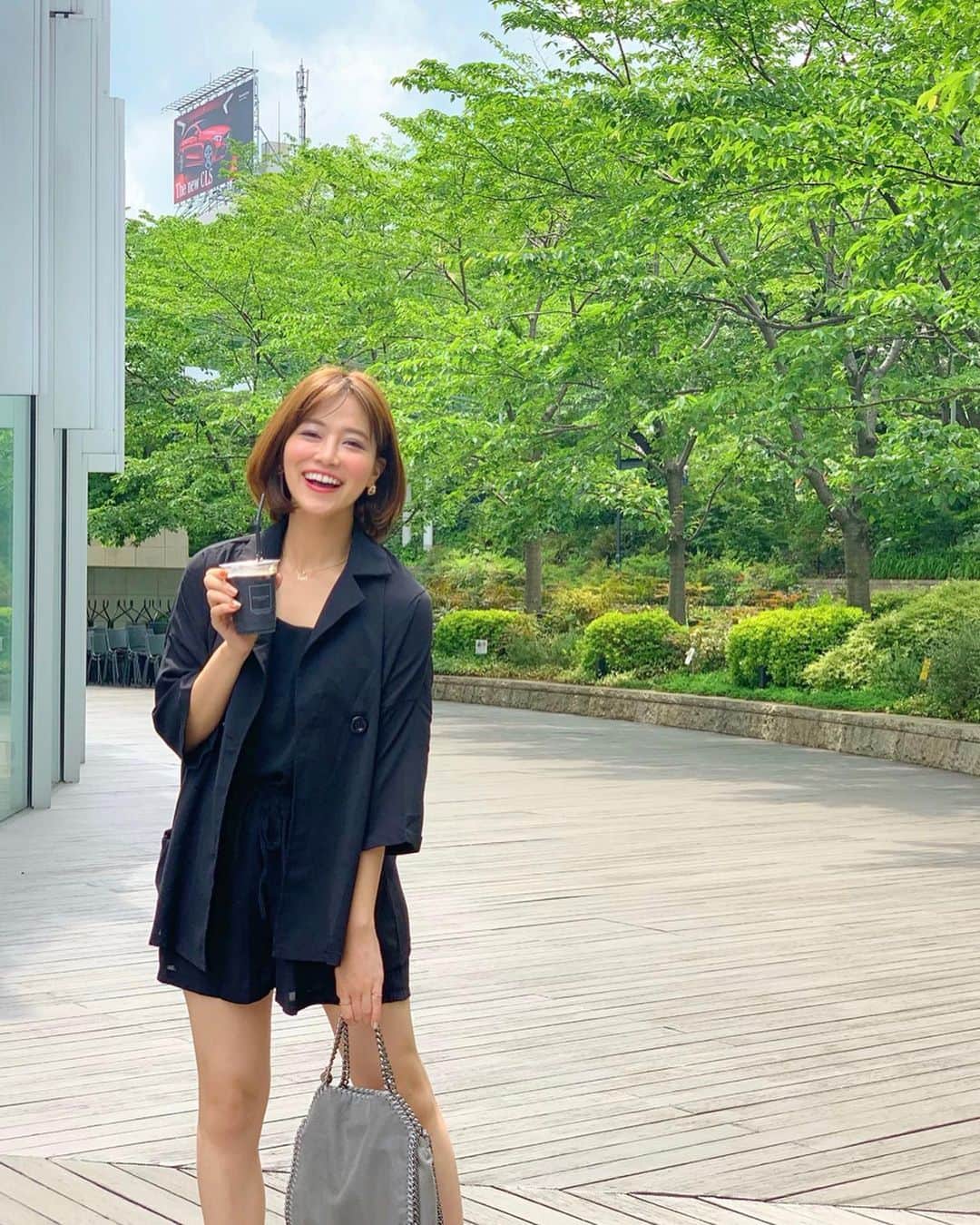 のインスタグラム：「こんばんは😊❣️ . 怒涛の土曜日無事終わりましたぁ〜🙆‍♀️💕朝から夜までよく動き回った🤭🌀笑 . 今夜の写真は、今朝の撮影の合間の打ち合わせでの一コマ💁‍♀️✨📸 . 大好きなロンハーマンカフェのアサイースムージーでパワーチャージしました😊 . Setup... #イチナナキログラム #17kg Bag... #ステラマッカートニー #stellamccartney . すごぉーく久しぶりに珍しくショートパンツを🤭今日暑かったもんね🍉 写真たくさん撮ってもらえて、1枚目何するかすごく迷った🤣 . 17kgまとめて注文してたから、最近17kg率高め😆笑 . メガネはなっちゃんからのお誕生日プレゼント🎁可愛くてすごいお気に入りなの👓プレゼントって嬉しいよね☺️❣️ . 今日もお疲れ様でした❤️ . #韓国 #韓国ファッション #アサイー #スムージー #りなまるグルメ #休日コーデ #セットアップ #スーツ #スーツ女子 #ショートパンツ #ショーパン #koreanfashion #korea #六本木 #roppongi #ミッドタウン #smile #happy #setup #ブラックコーデ #モノトーン #モノトーンコーデ #ボブ #ショートヘア」
