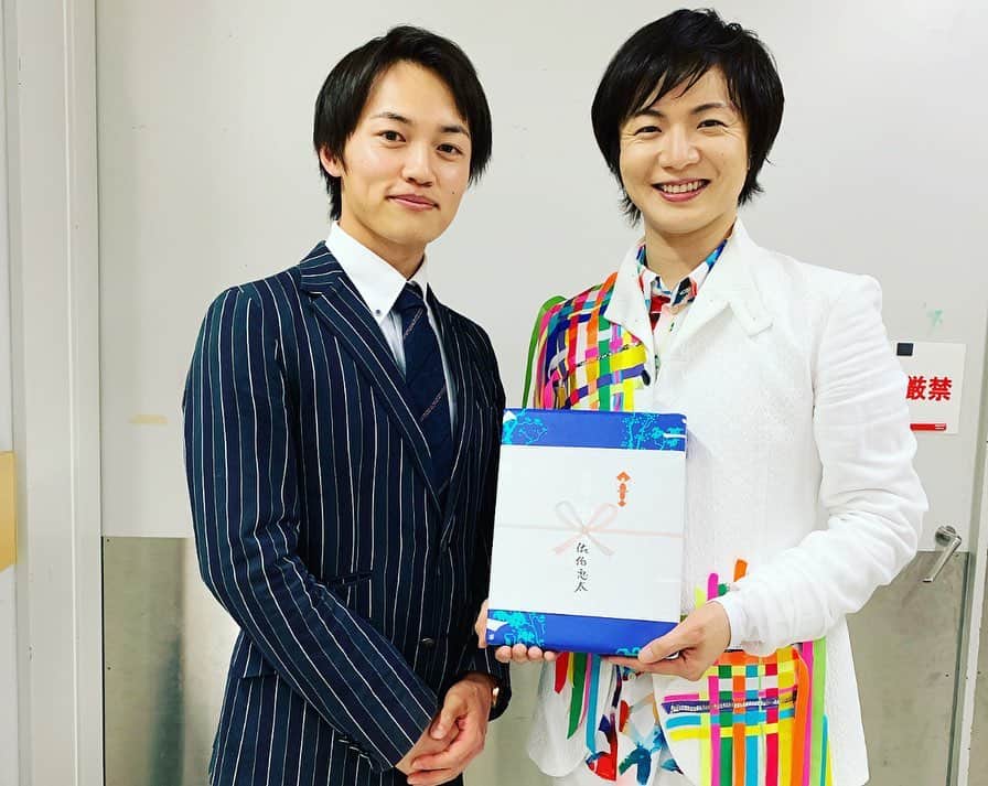 佐伯恵太のインスタグラム：「NHK BS時代劇『大富豪同心』の主題歌でもお馴染みの竹島宏さんのコンサートに行ってきました！演歌のコンサートに行ったことがない僕でも思いっきり楽しめる、面白くてあったかくて、とっても素敵なコンサートでした☺️竹島さん、スタッフの皆さん、ありがとうございました✨ ブログに詳しく書いたので是非ご覧ください！！ #竹島宏 #大富豪同心 #演歌 #歌謡曲 #時代劇 #NHK #BSプレミアム #俳優」