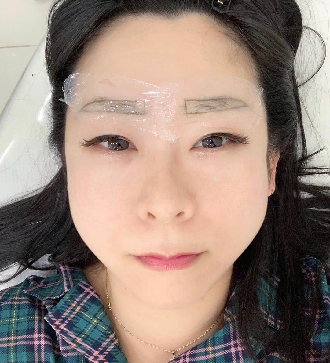 浜平恭子さんのインスタグラム写真 - (浜平恭子Instagram)「私、眉毛が無いんです(๑′ᴗ‵๑)💦 ということで韓国ソウルの病院でアートメイクをしました✨ 2枚目は色を入れている写真…この姿にビビりましたが（笑）完成した3、4枚目の写真はナチュラルですよね⁉️ ちょっと痛かったけれど、これからはメイク時間が少し短縮出来そう💆‍♀️ QTアートメイクセンターさん、お世話になりました🙏  #QTアートメイク #QTアートメイクセンター #アートメイク #韓国ビューティー #狎鴎亭 #アックジョン #韓国アートメイク #ソウル #ありがとうございました  #日韓カップル #日韓夫婦 #日韓往復 #ラジオDJ #浜平恭子 #KissFMKOBE #한일커플 #한일부부 #한일왕복 #라디오DJ #하마히라쿄코 #韓国生活 #한국생활 #아트메이크업」5月18日 20時28分 - hamahi1231